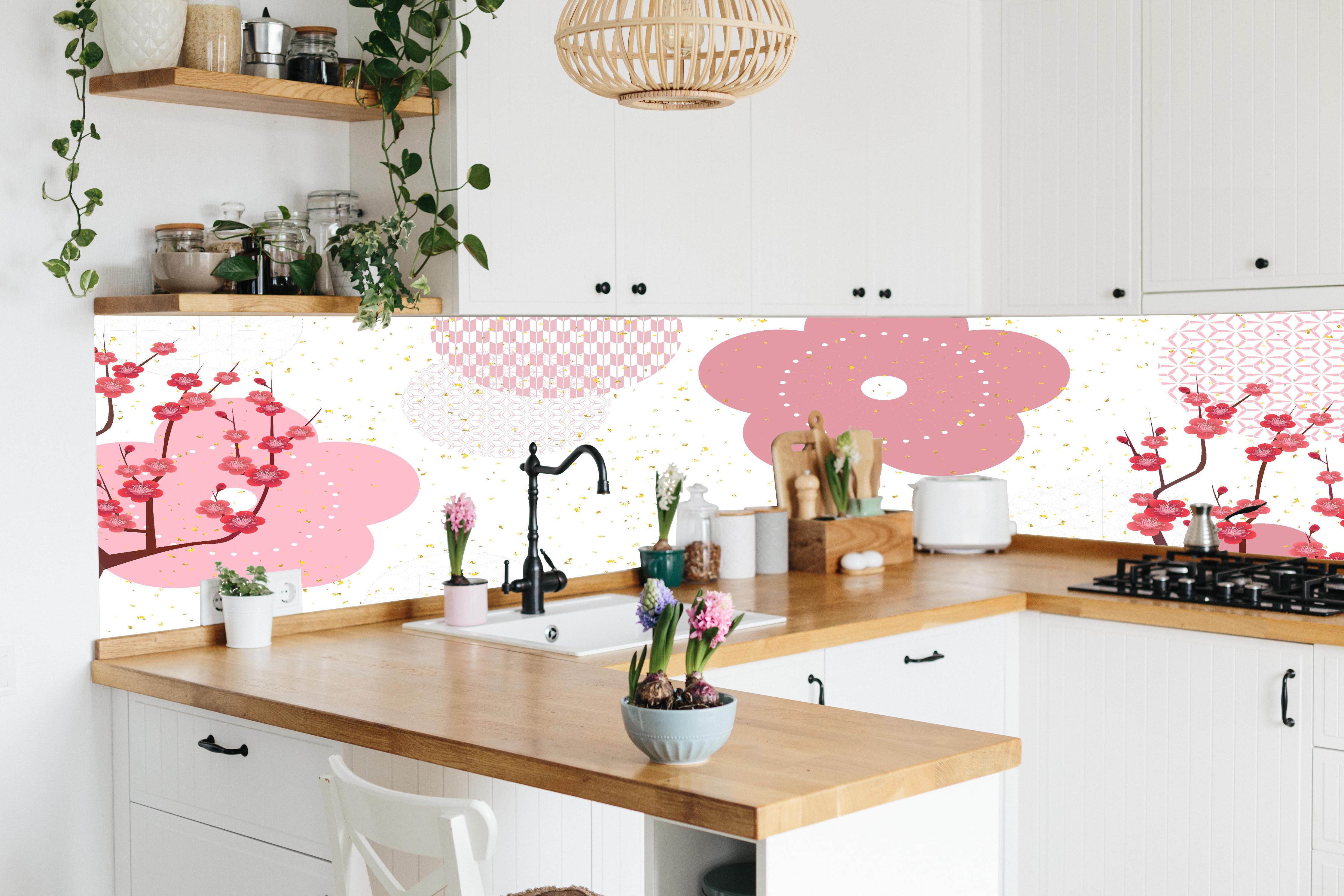 Küche - Frühlingshaftes Floral Muster in Rosa hinter weißen Hochglanz-Küchenregalen und schwarzem Wasserhahn