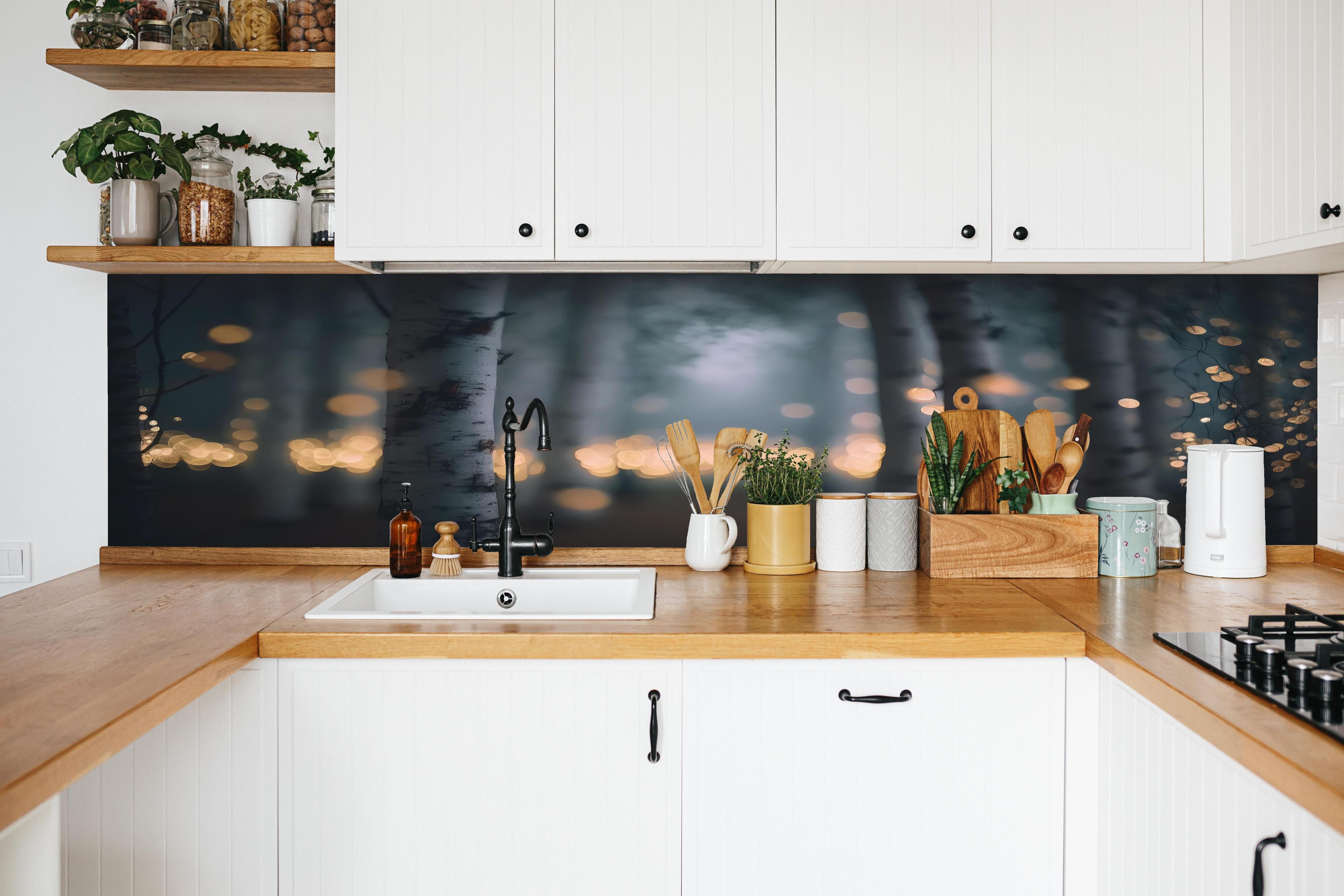 Küche - Funkelnder Birkenwald hinter weißen Hochglanz-Küchenregalen und schwarzem Wasserhahn