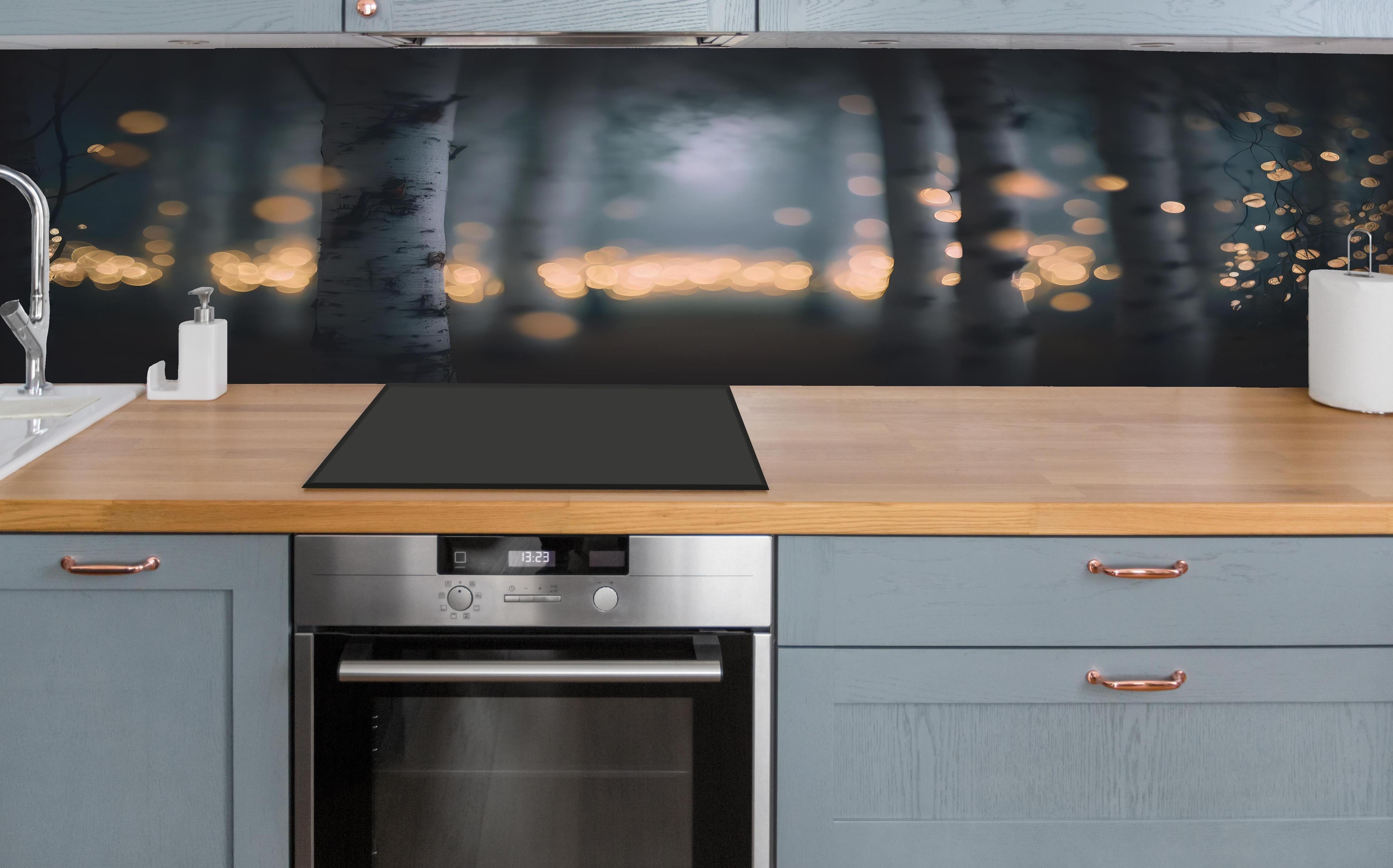 Küche - Funkelnder Birkenwald hinter weißen Hochglanz-Küchenregalen und schwarzem Wasserhahn