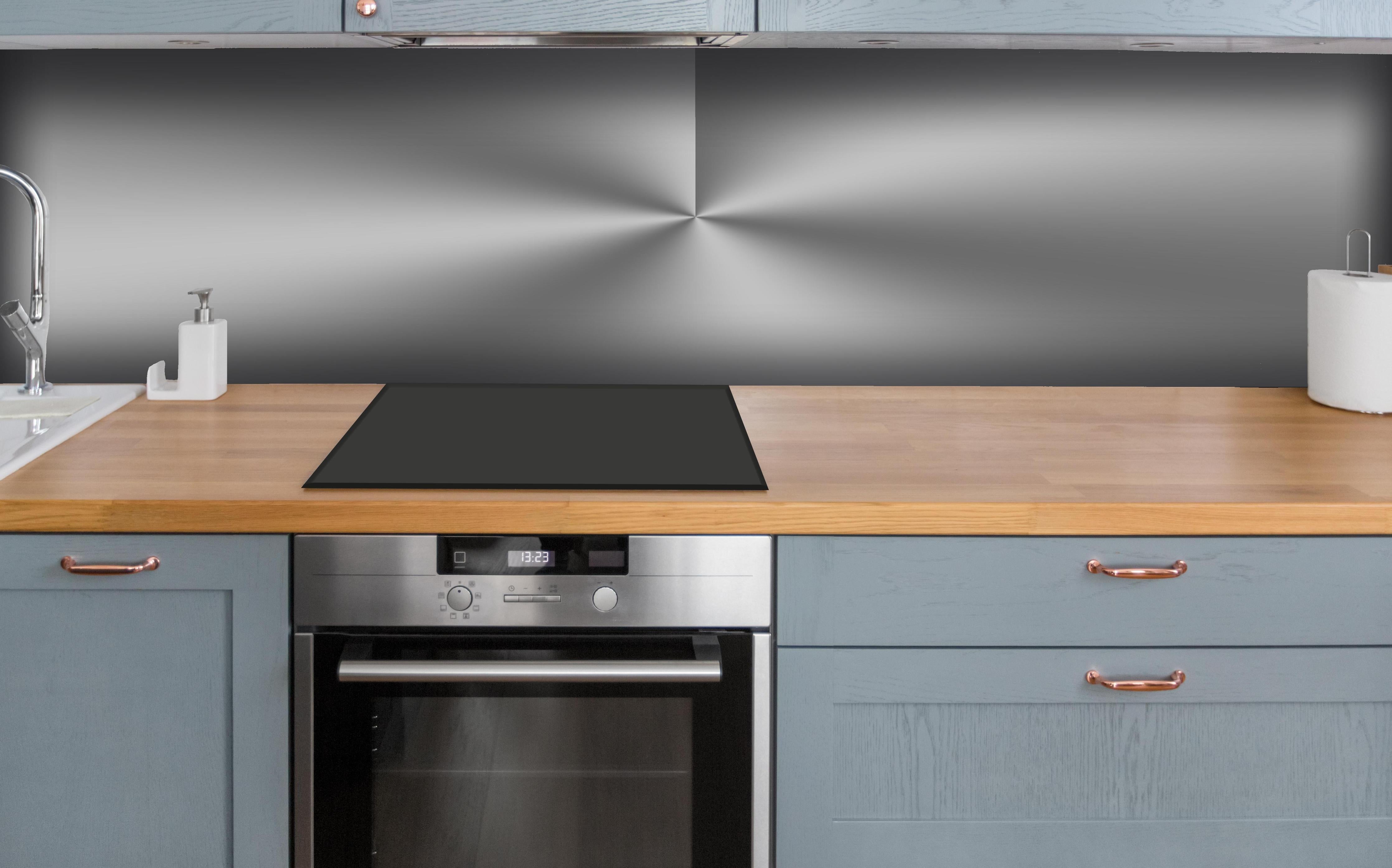 Küche - Gebürstetes Metall hinter weißen Hochglanz-Küchenregalen und schwarzem Wasserhahn