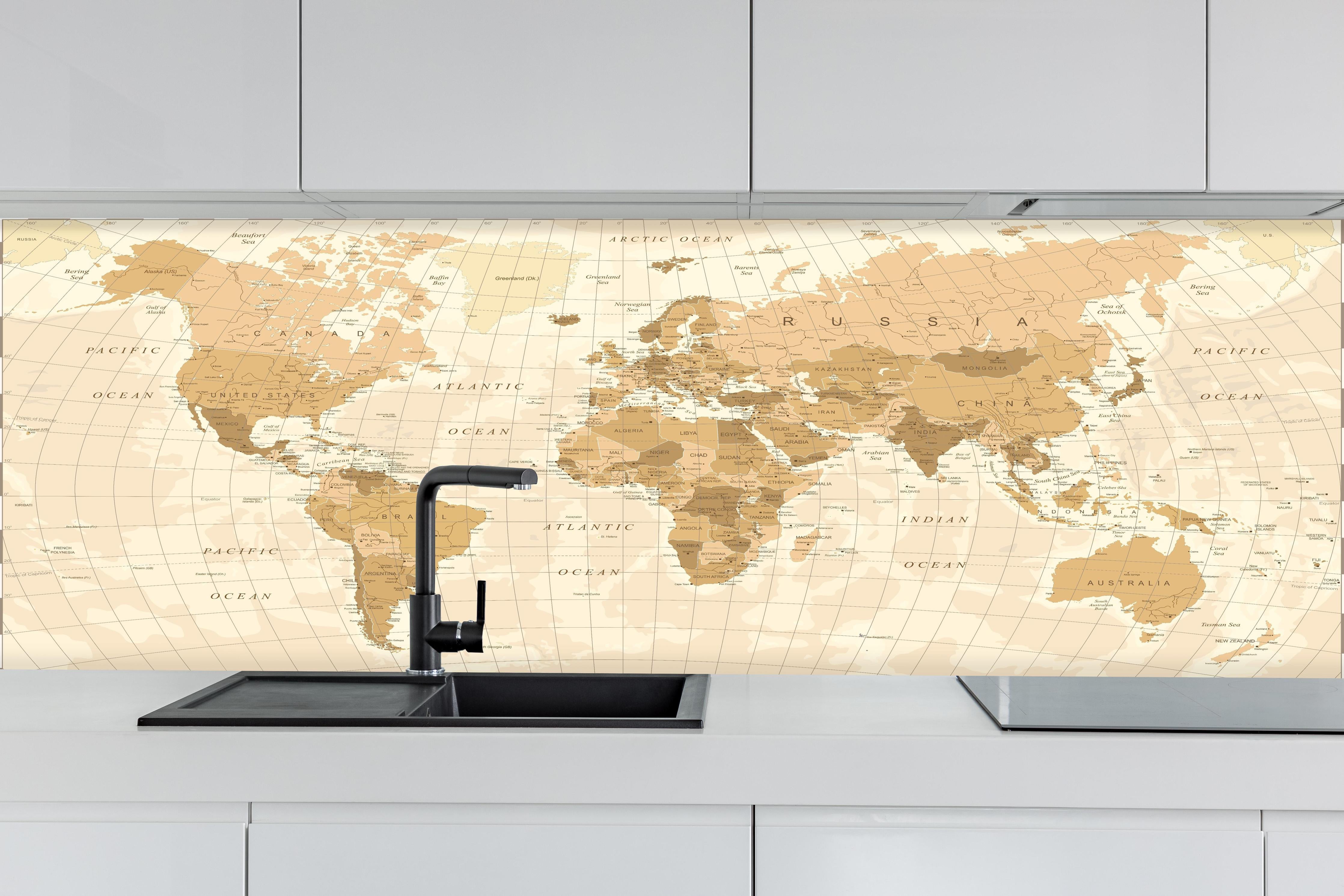 Küche - Gedruckte alte Weltkarte im Sepia-Stil hinter weißen Hochglanz-Küchenregalen und schwarzem Wasserhahn