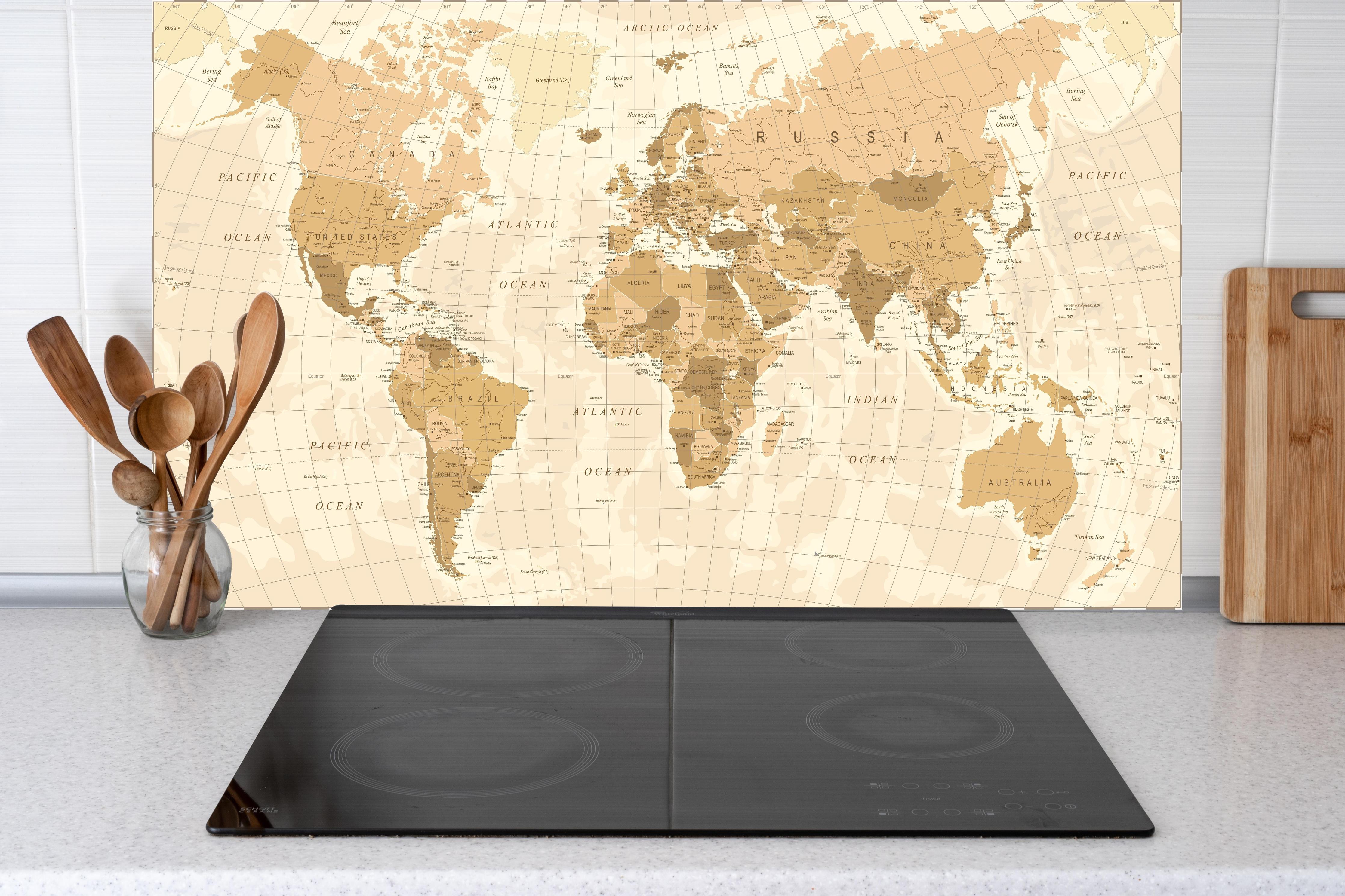 Küche - Gedruckte alte Weltkarte im Sepia-Stil hinter weißen Hochglanz-Küchenregalen und schwarzem Wasserhahn