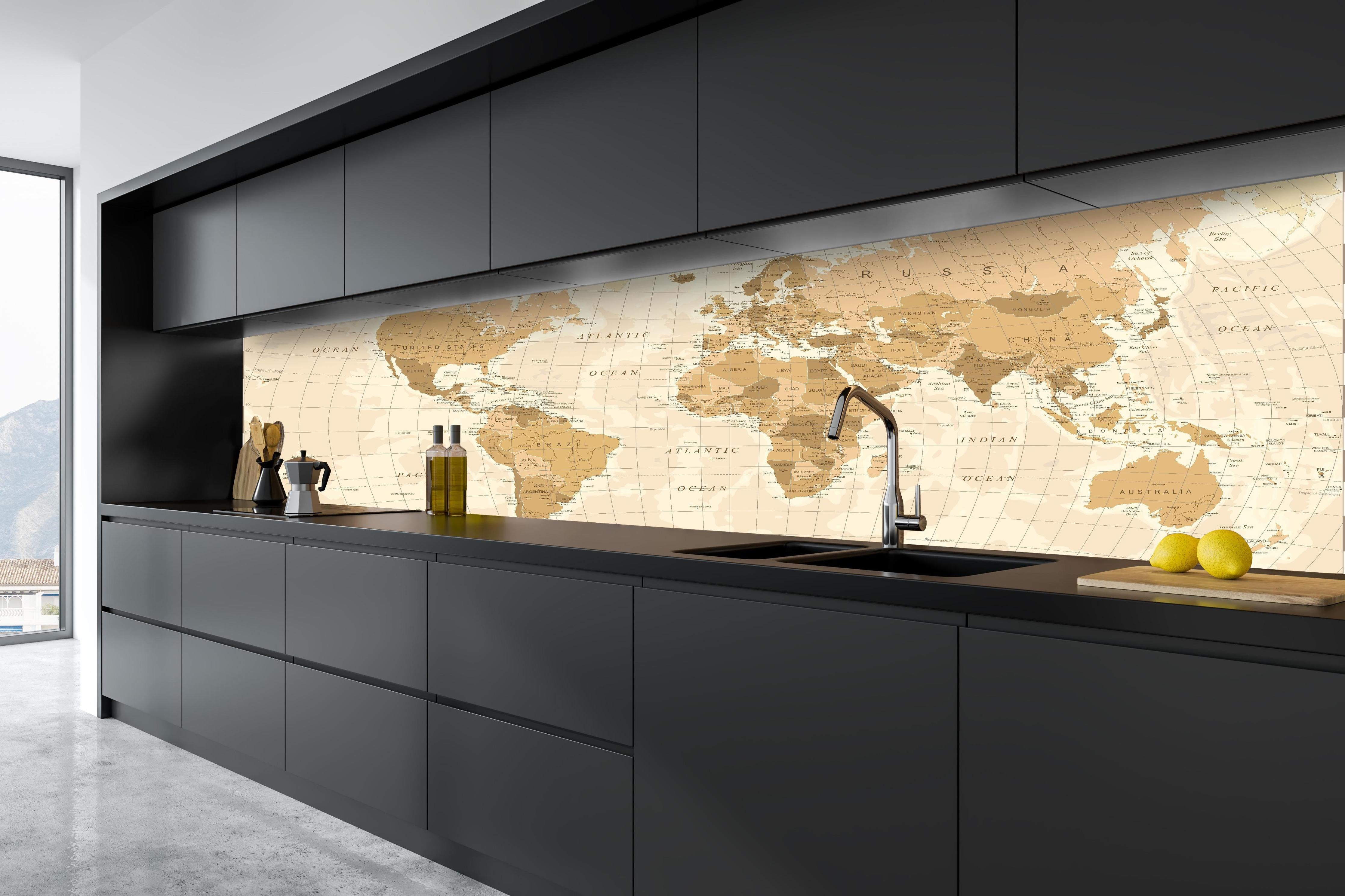 Küche - Gedruckte alte Weltkarte im Sepia-Stil hinter weißen Hochglanz-Küchenregalen und schwarzem Wasserhahn
