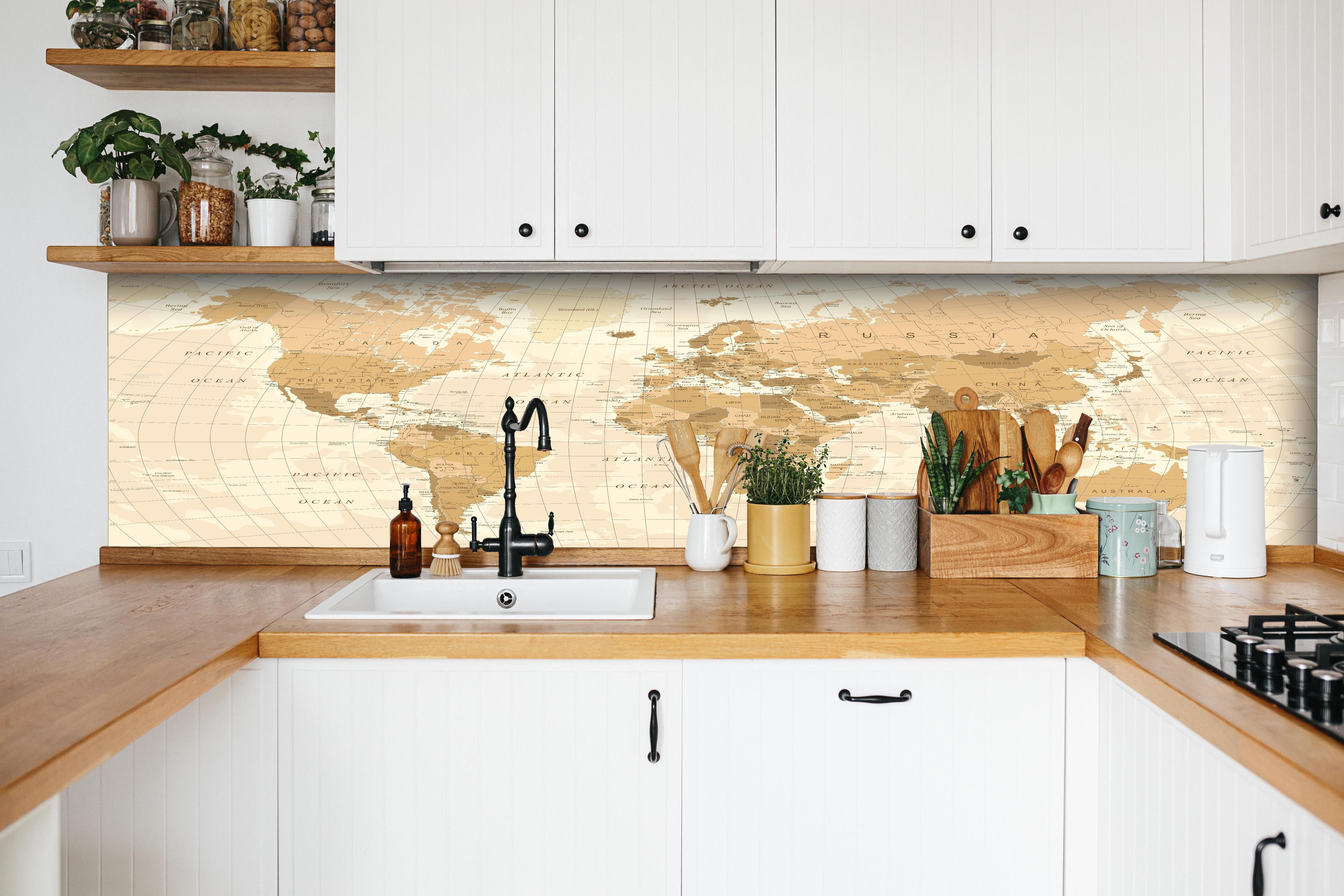 Küche - Gedruckte alte Weltkarte im Sepia-Stil hinter weißen Hochglanz-Küchenregalen und schwarzem Wasserhahn
