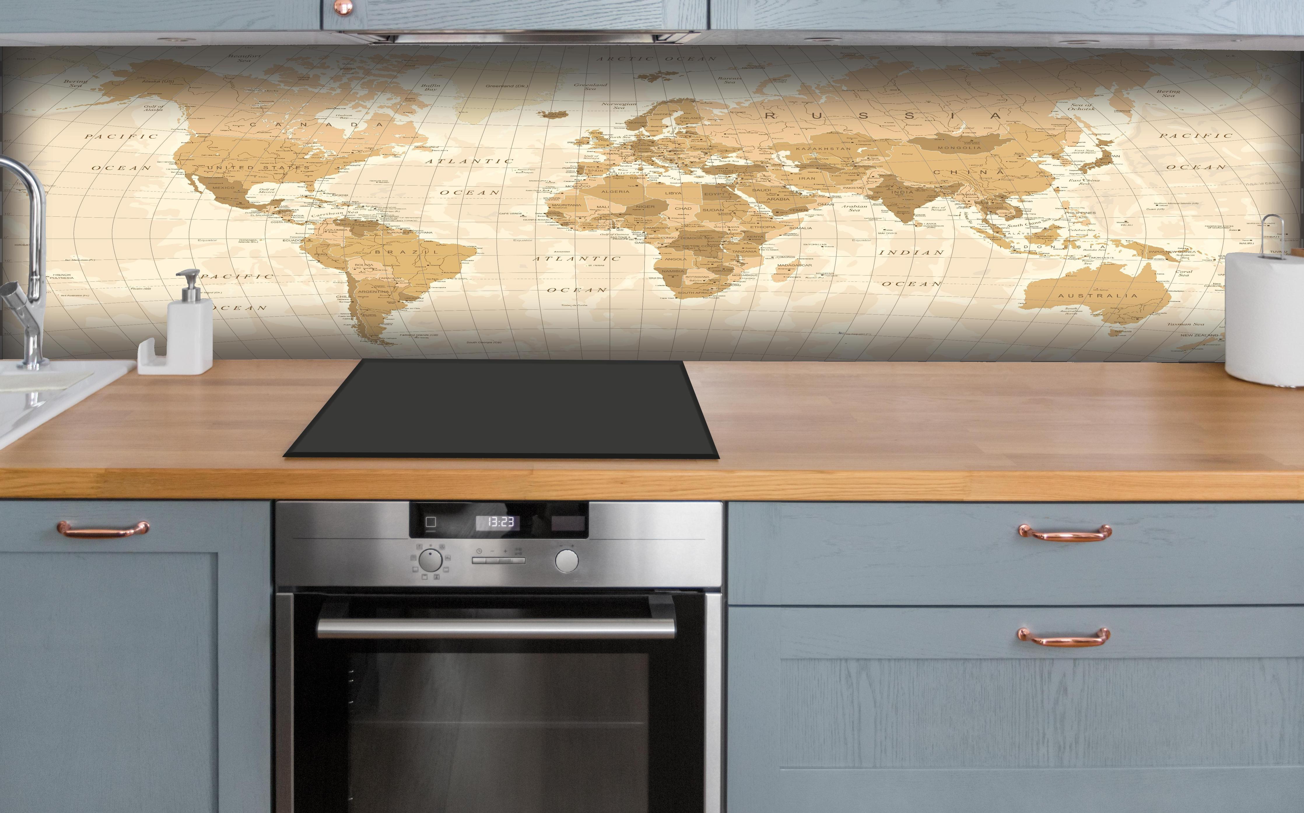 Küche - Gedruckte alte Weltkarte im Sepia-Stil hinter weißen Hochglanz-Küchenregalen und schwarzem Wasserhahn