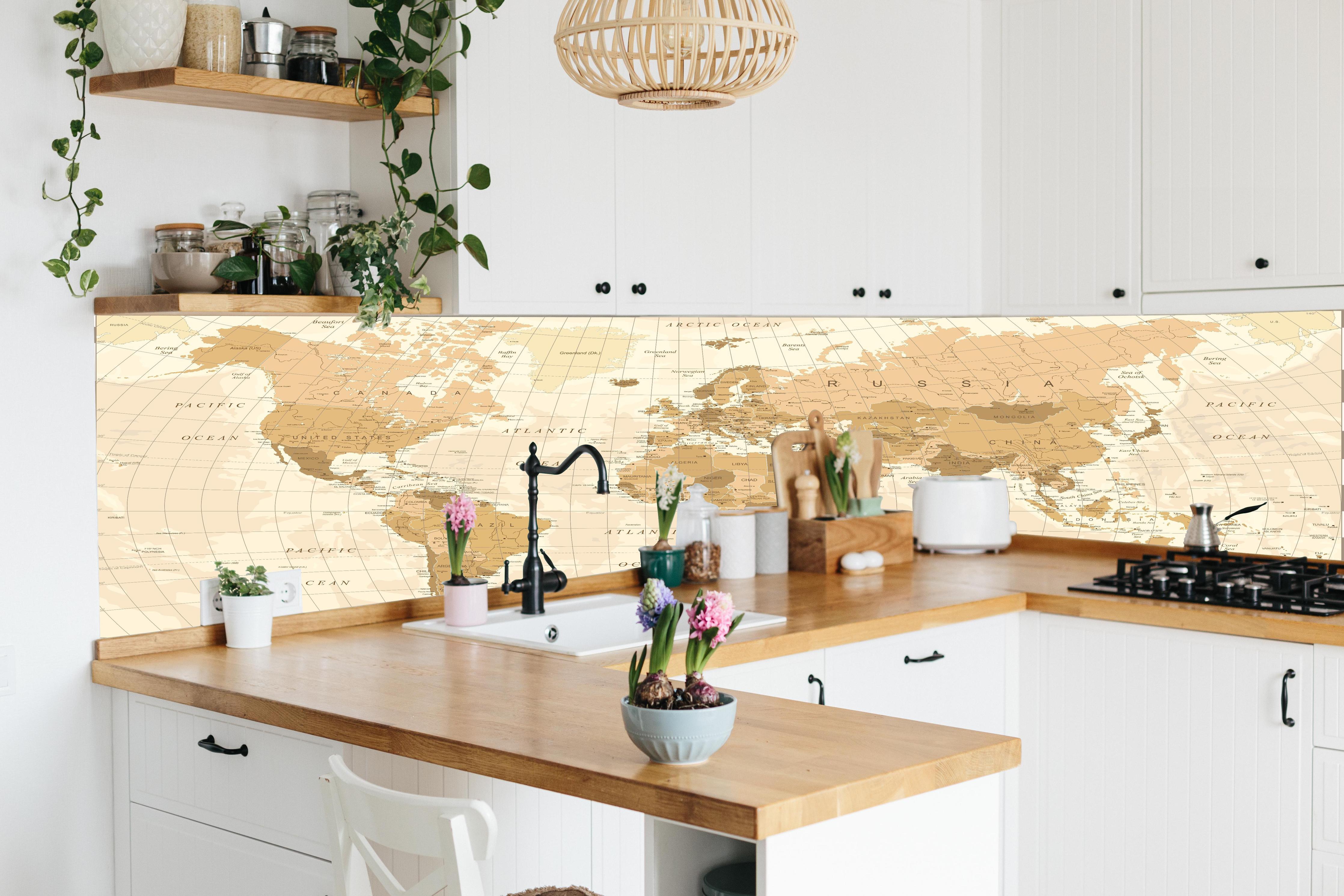 Küche - Gedruckte alte Weltkarte im Sepia-Stil hinter weißen Hochglanz-Küchenregalen und schwarzem Wasserhahn