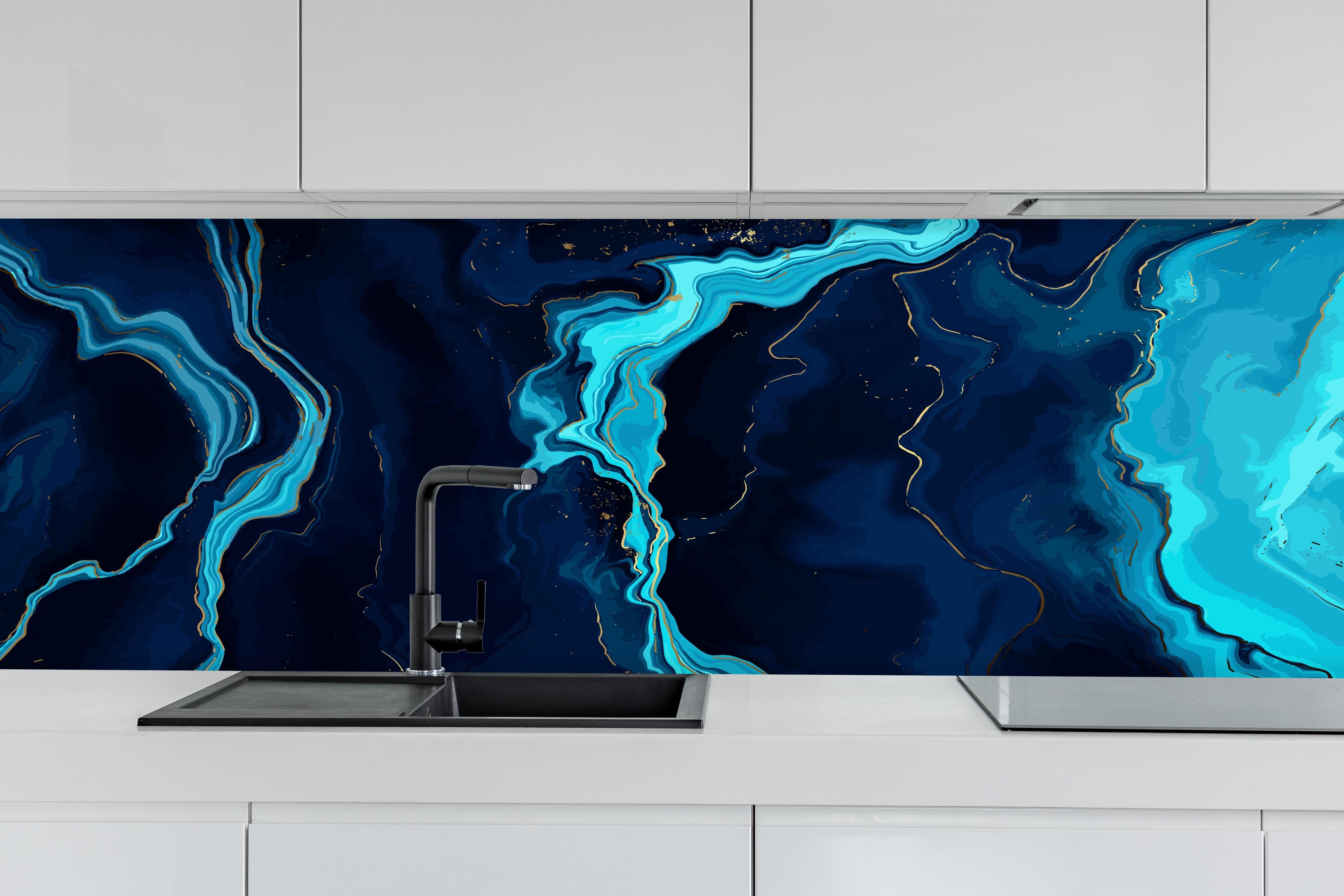 Küche - Geheimnisvolle Tiefsee-Strömung in Blautönen hinter weißen Hochglanz-Küchenregalen und schwarzem Wasserhahn