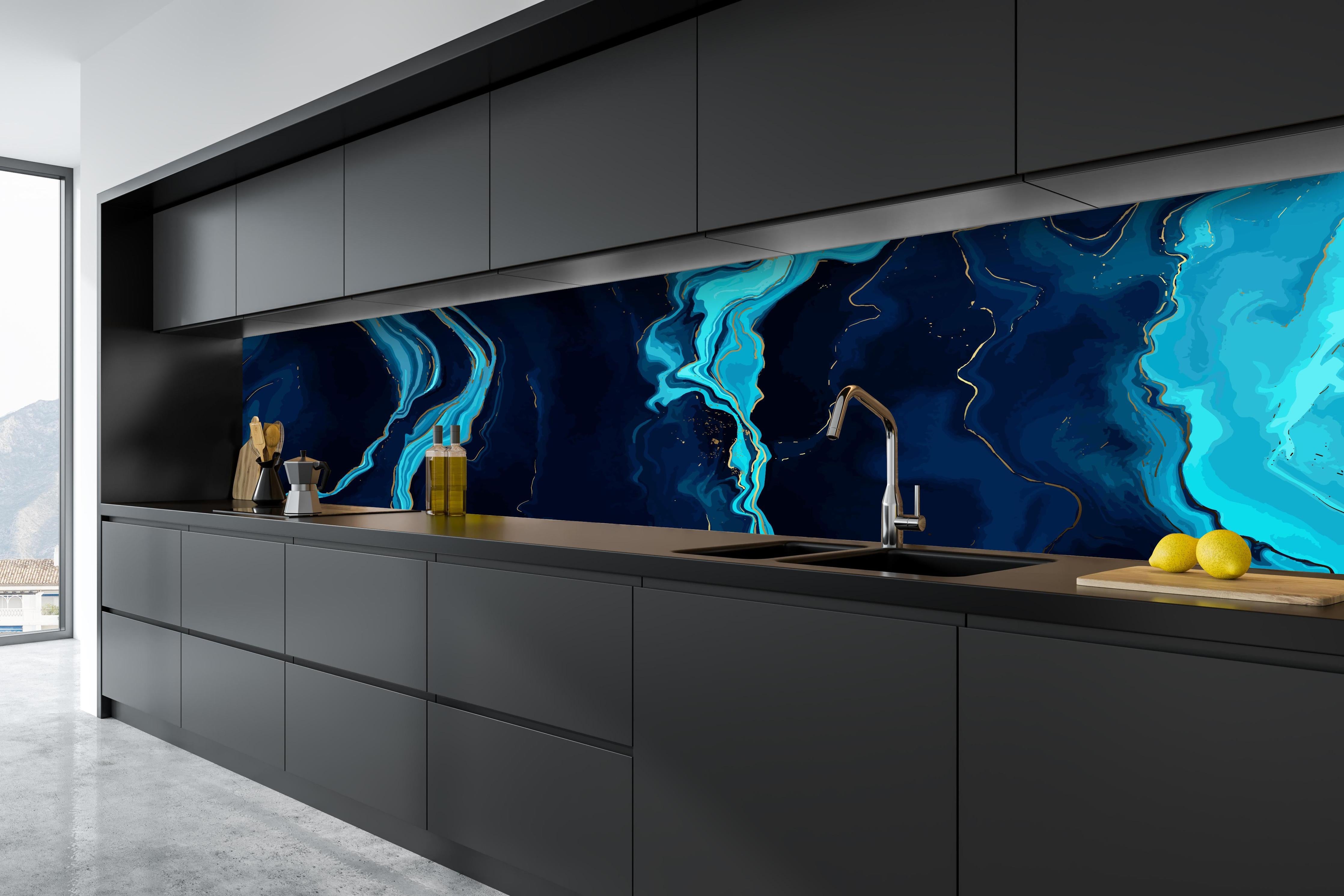 Küche - Geheimnisvolle Tiefsee-Strömung in Blautönen hinter weißen Hochglanz-Küchenregalen und schwarzem Wasserhahn