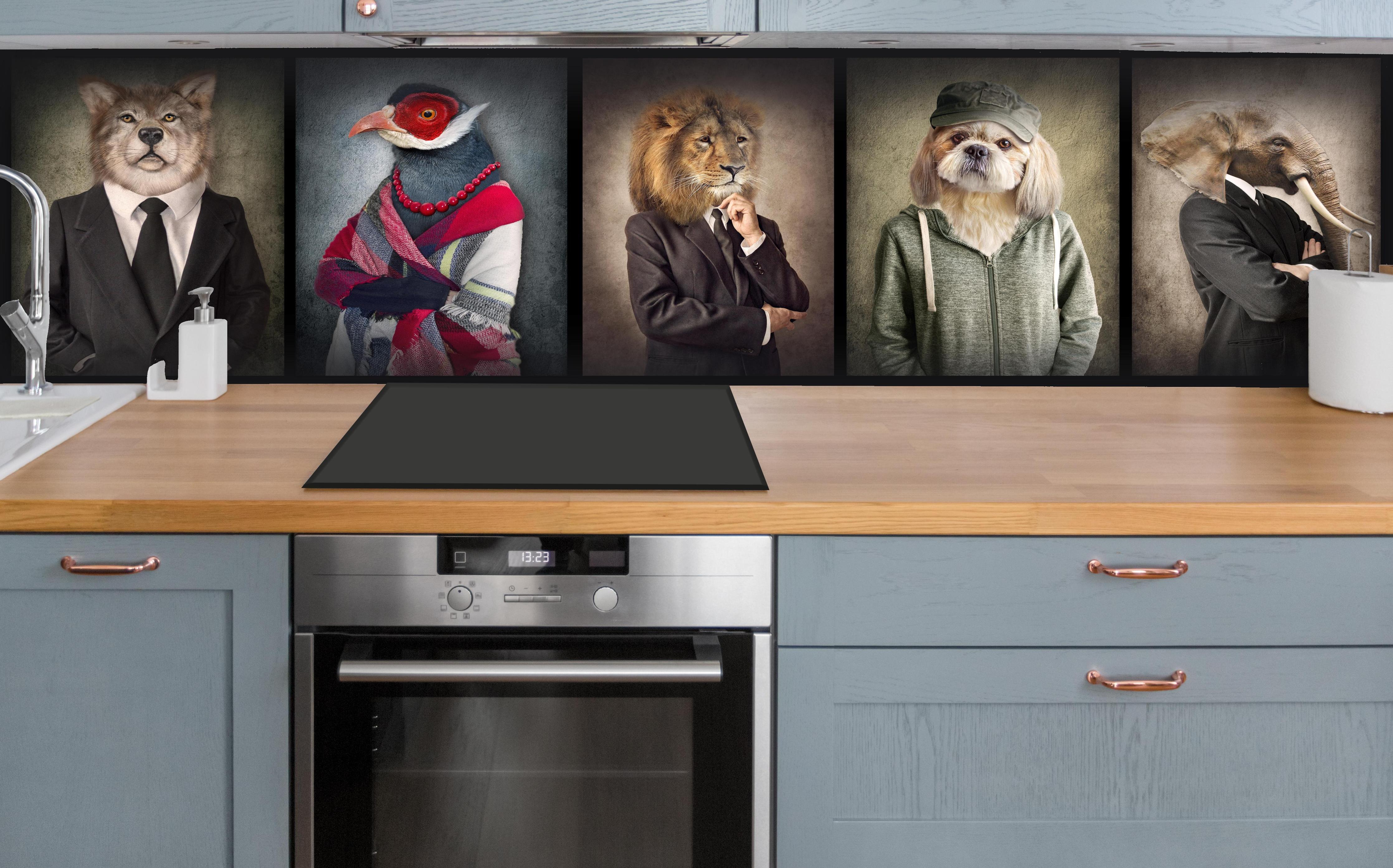 Küche - Gekleidete Tiere im Vintage-Stil Porträt hinter weißen Hochglanz-Küchenregalen und schwarzem Wasserhahn