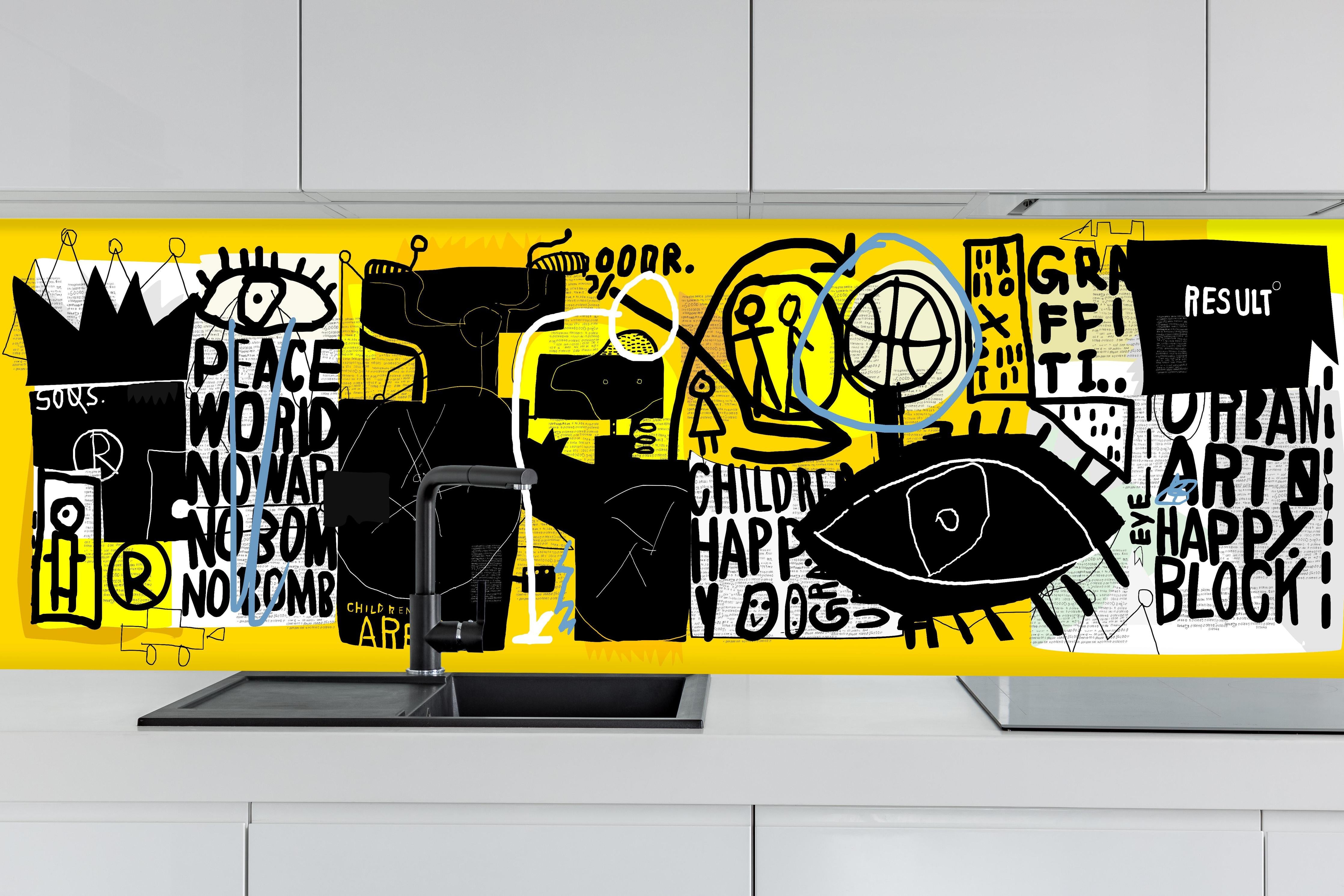 Küche - Gelb-Schwarze Street Art Illustration hinter weißen Hochglanz-Küchenregalen und schwarzem Wasserhahn
