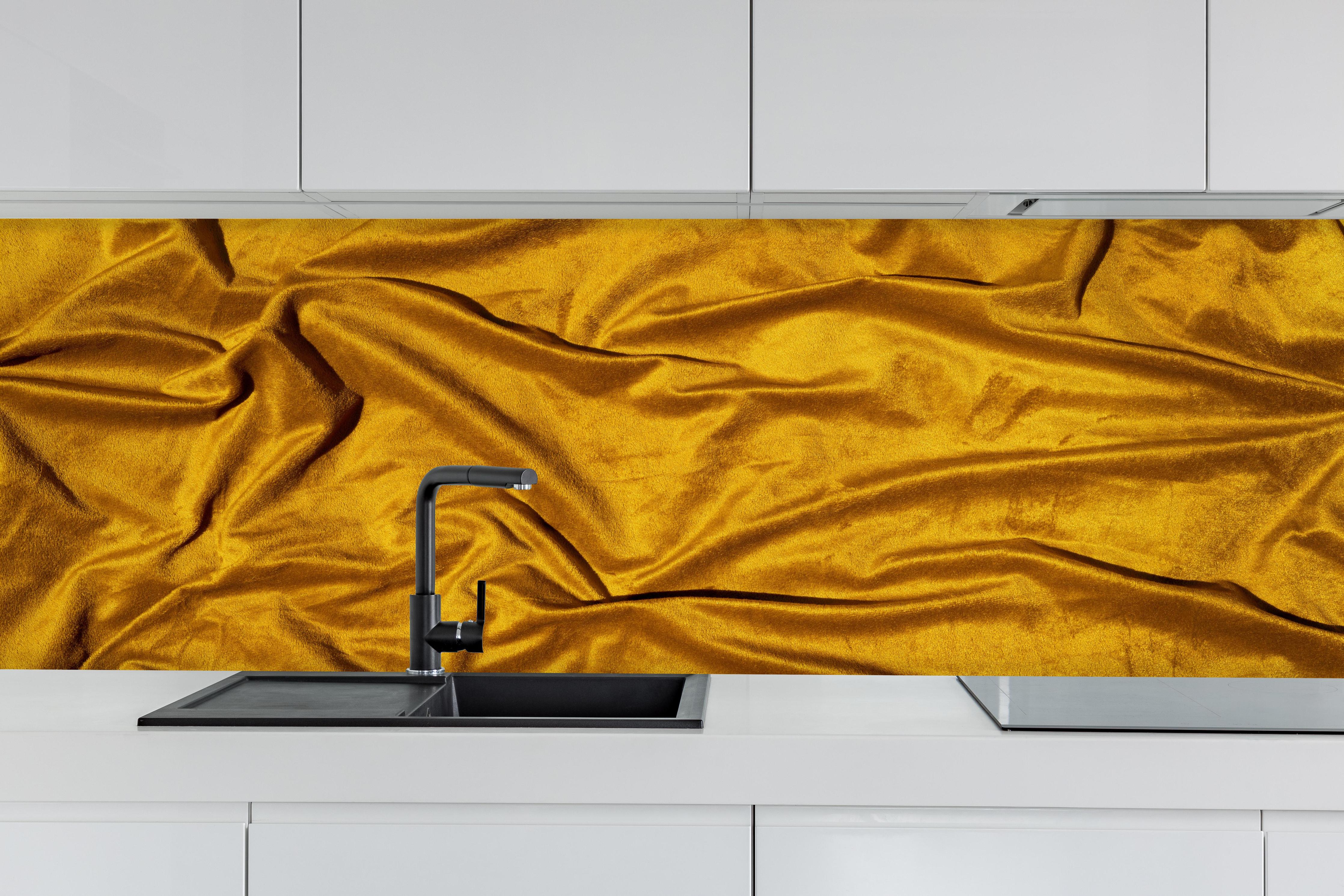 Küche - Gelbe Satin Seide hinter weißen Hochglanz-Küchenregalen und schwarzem Wasserhahn