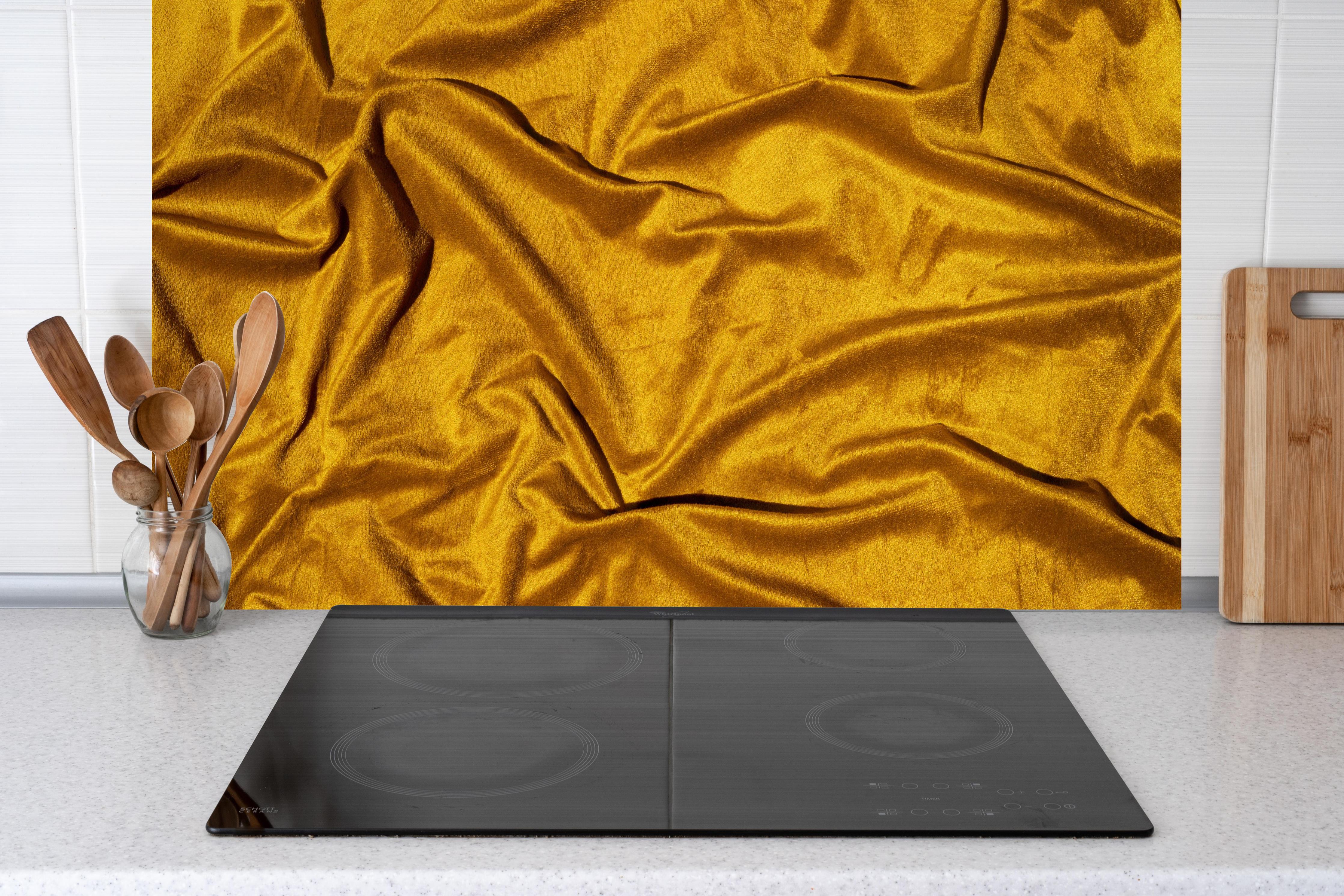 Küche - Gelbe Satin Seide hinter weißen Hochglanz-Küchenregalen und schwarzem Wasserhahn