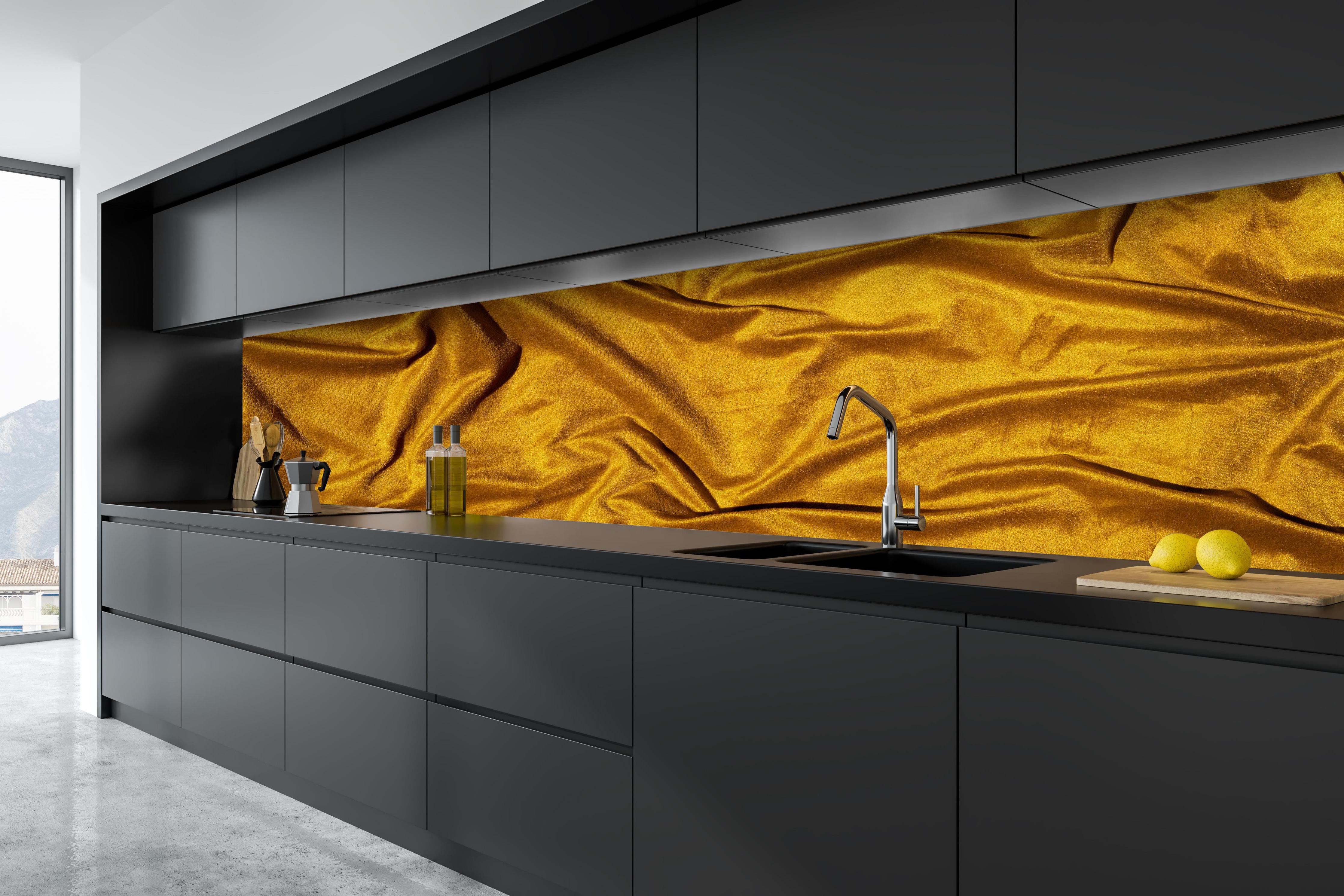 Küche - Gelbe Satin Seide hinter weißen Hochglanz-Küchenregalen und schwarzem Wasserhahn