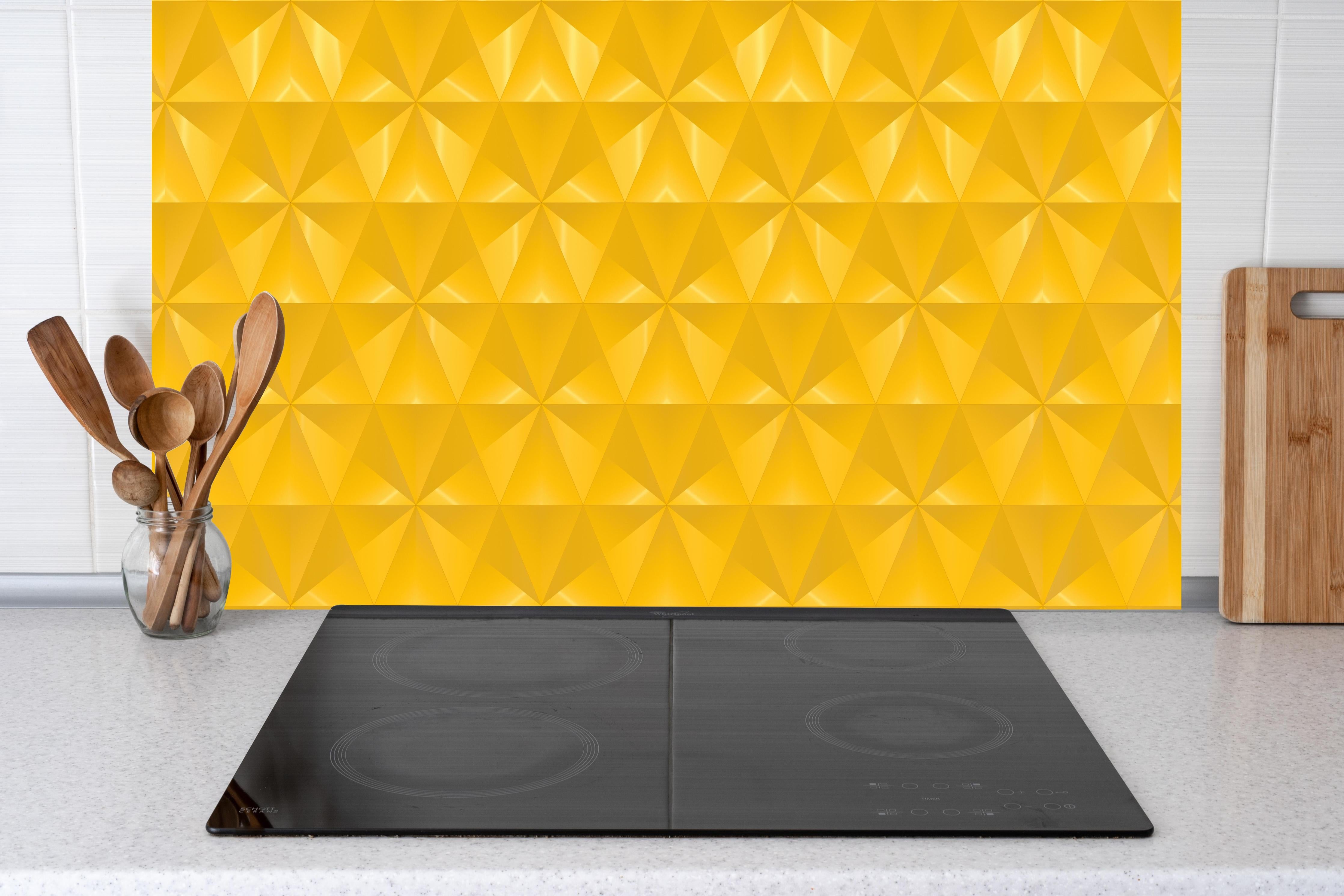 Küche - Gelbes Fliesenmuster - Geometrie hinter weißen Hochglanz-Küchenregalen und schwarzem Wasserhahn