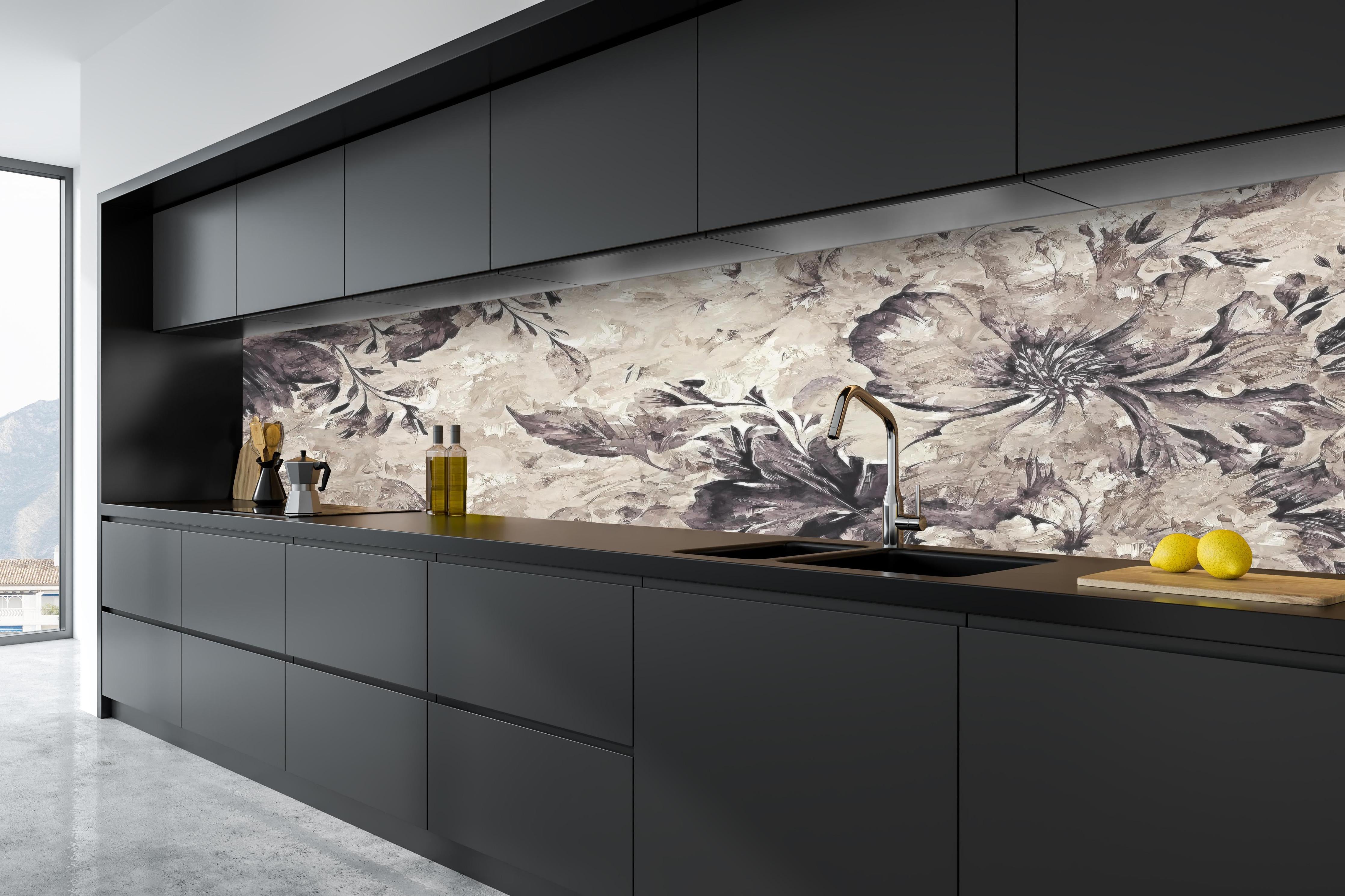 Küche - Gemälde - Büsche hinter weißen Hochglanz-Küchenregalen und schwarzem Wasserhahn