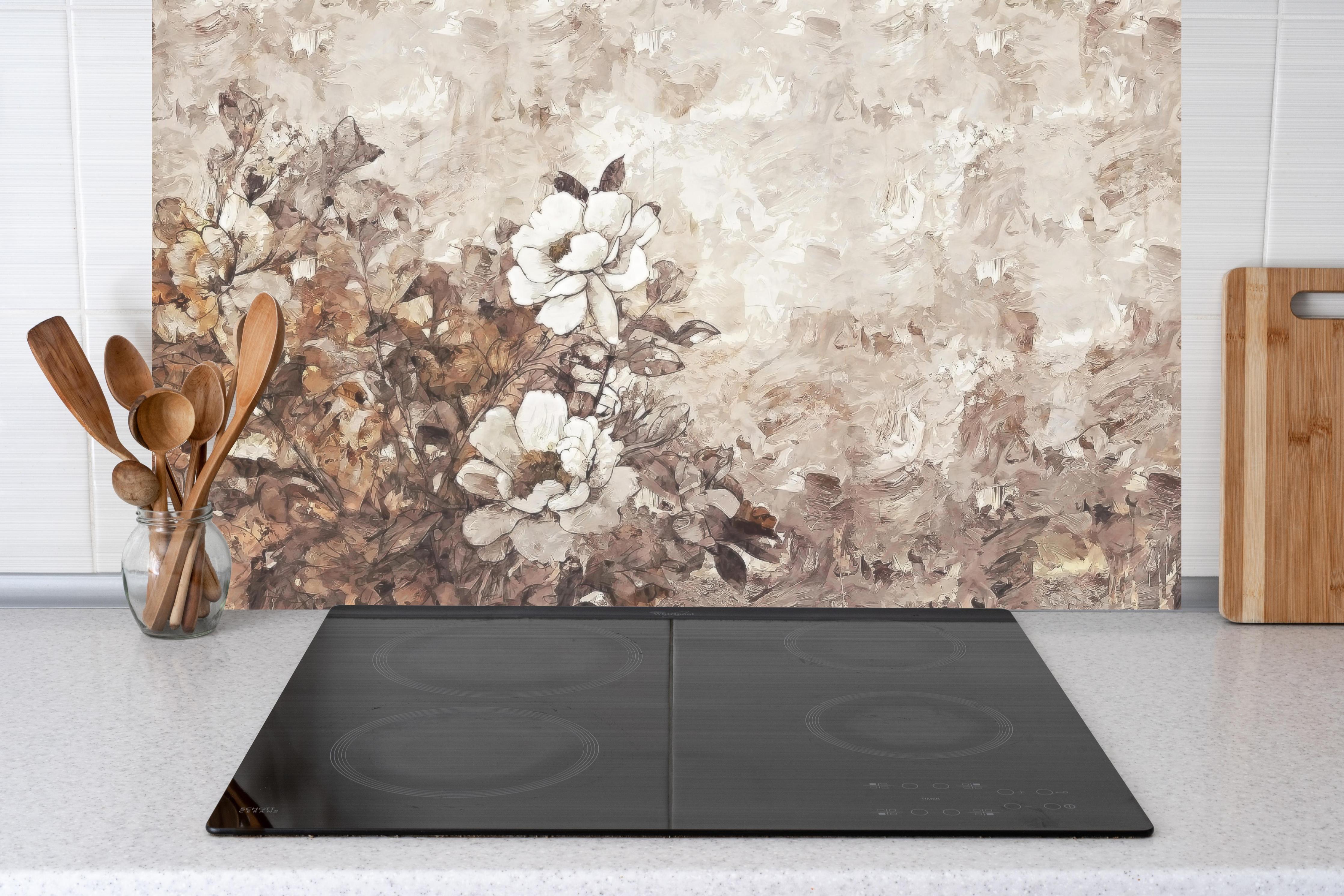 Küche - Gemälde . weiße Blüten hinter weißen Hochglanz-Küchenregalen und schwarzem Wasserhahn