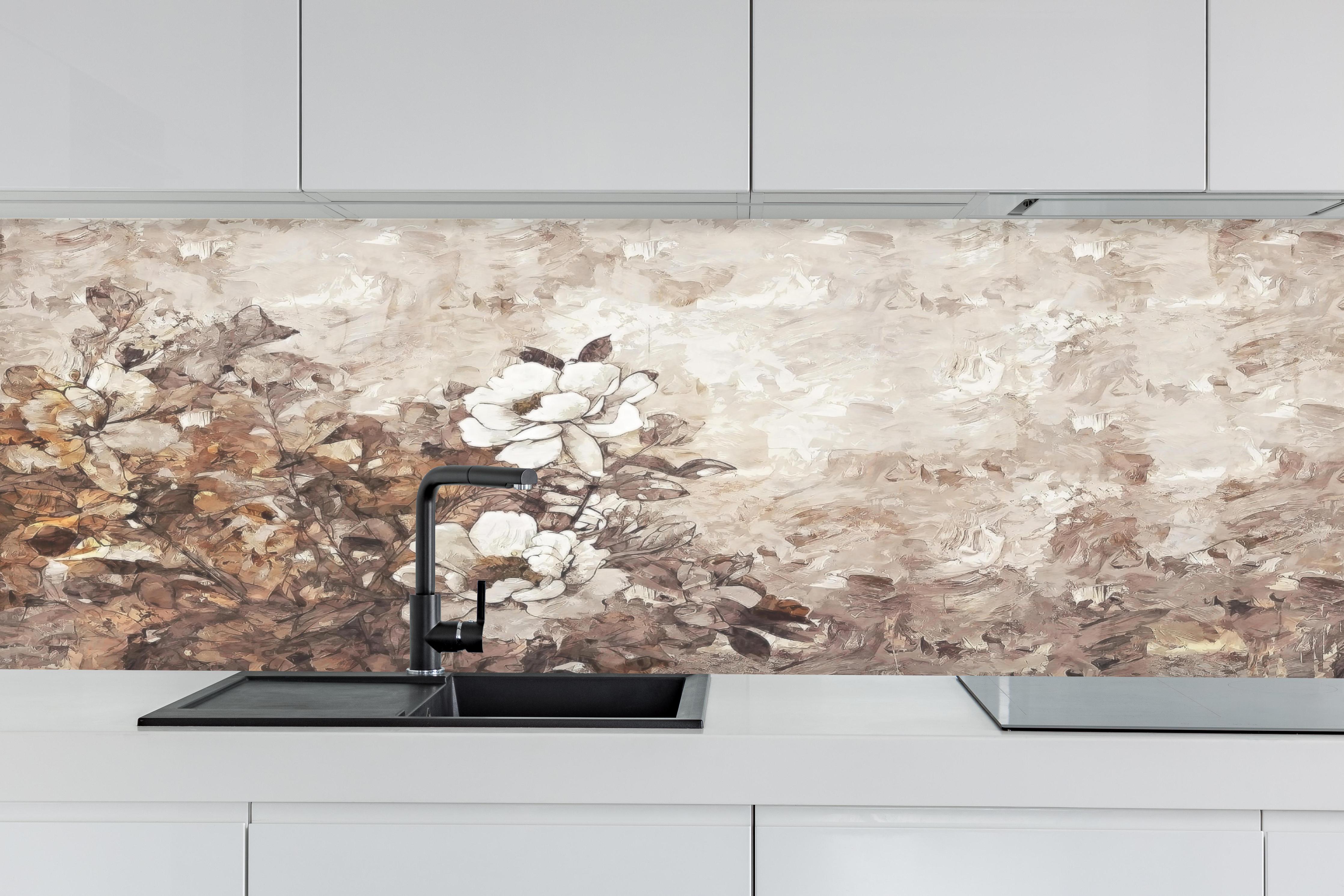 Küche - Gemälde . weiße Blüten hinter weißen Hochglanz-Küchenregalen und schwarzem Wasserhahn