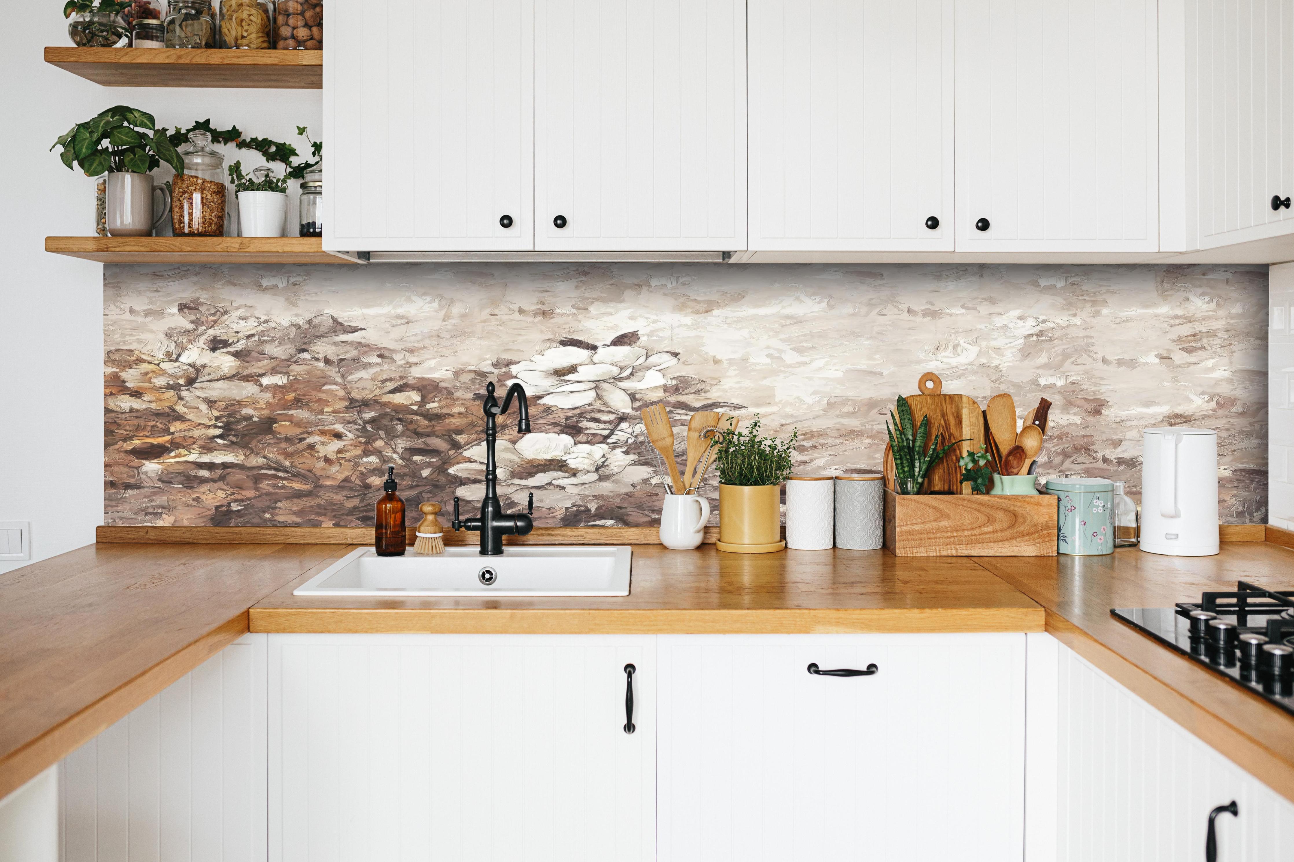 Küche - Gemälde . weiße Blüten hinter weißen Hochglanz-Küchenregalen und schwarzem Wasserhahn