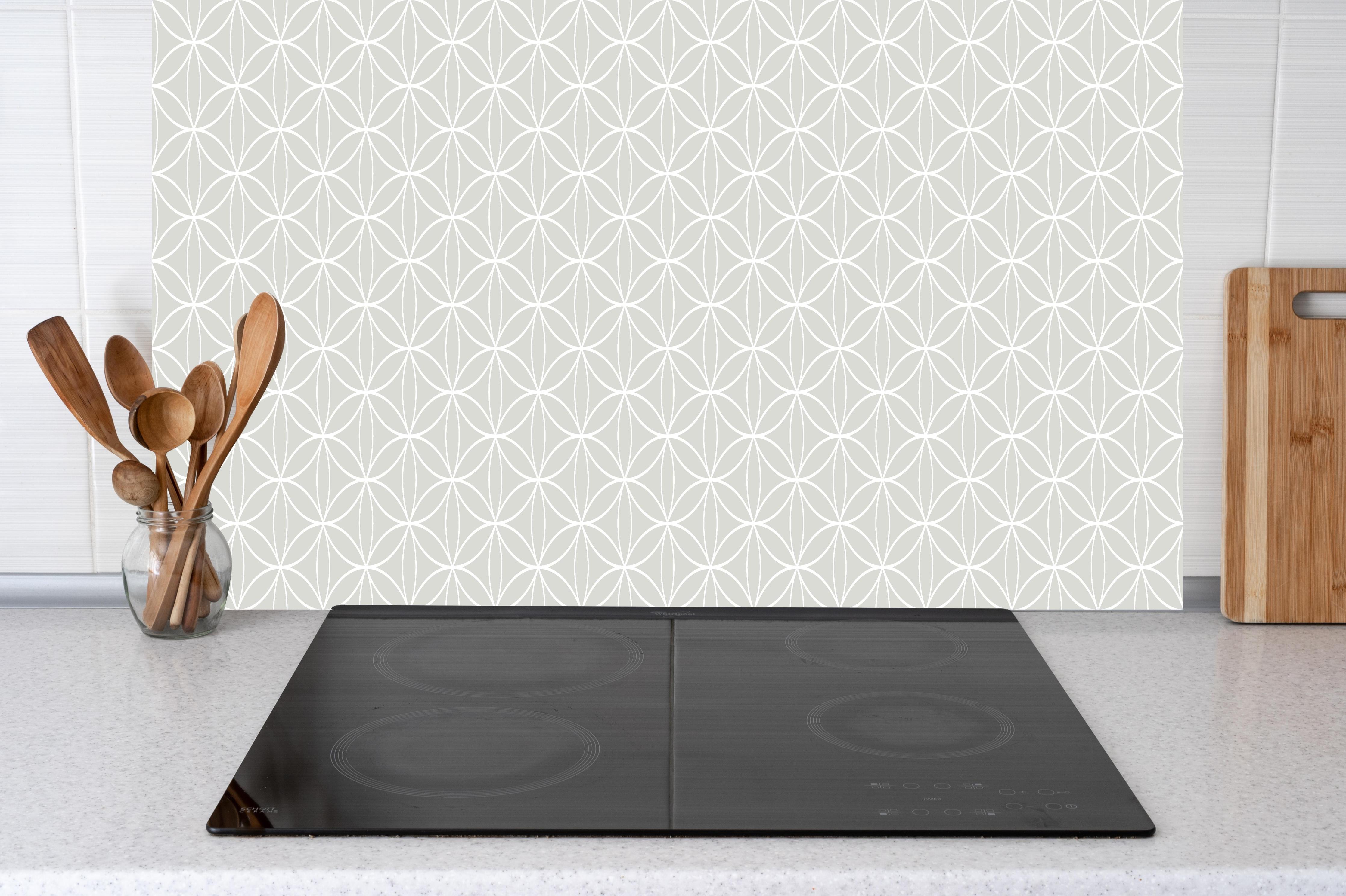 Küche - Geometrica Fiori Argento hinter weißen Hochglanz-Küchenregalen und schwarzem Wasserhahn