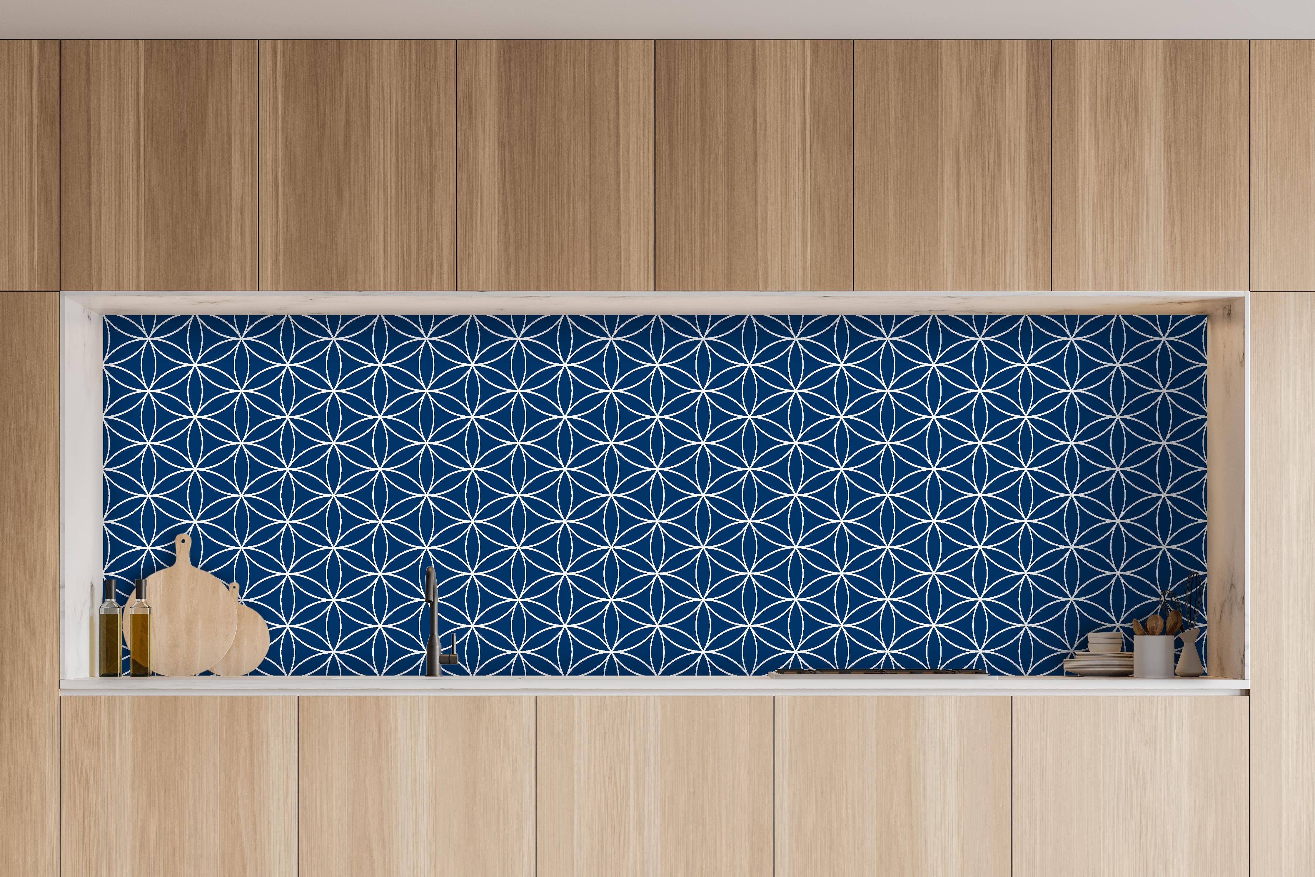 Küche - Geometrica Fiori Blu notte hinter weißen Hochglanz-Küchenregalen und schwarzem Wasserhahn