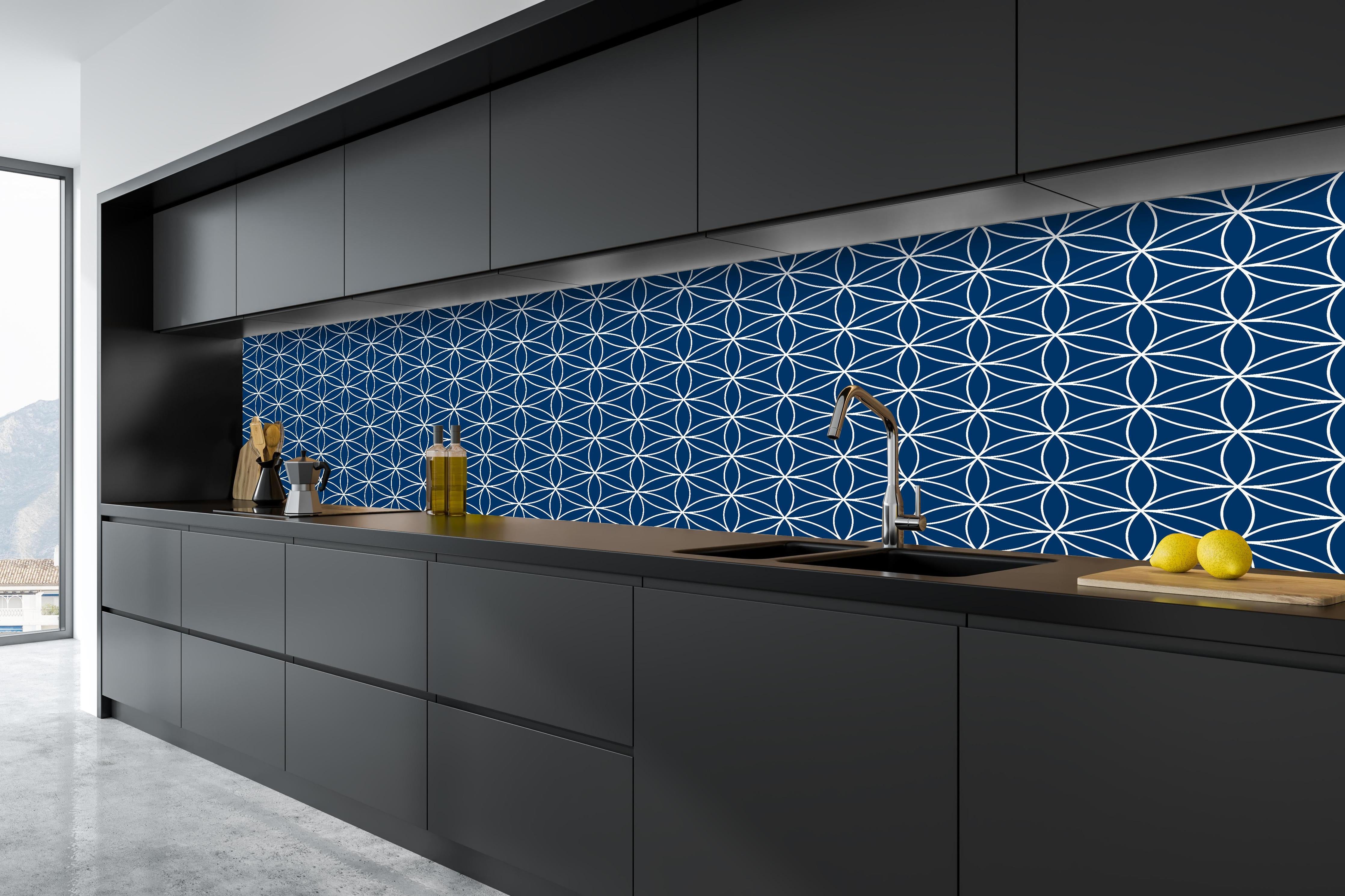 Küche - Geometrica Fiori Blu notte hinter weißen Hochglanz-Küchenregalen und schwarzem Wasserhahn