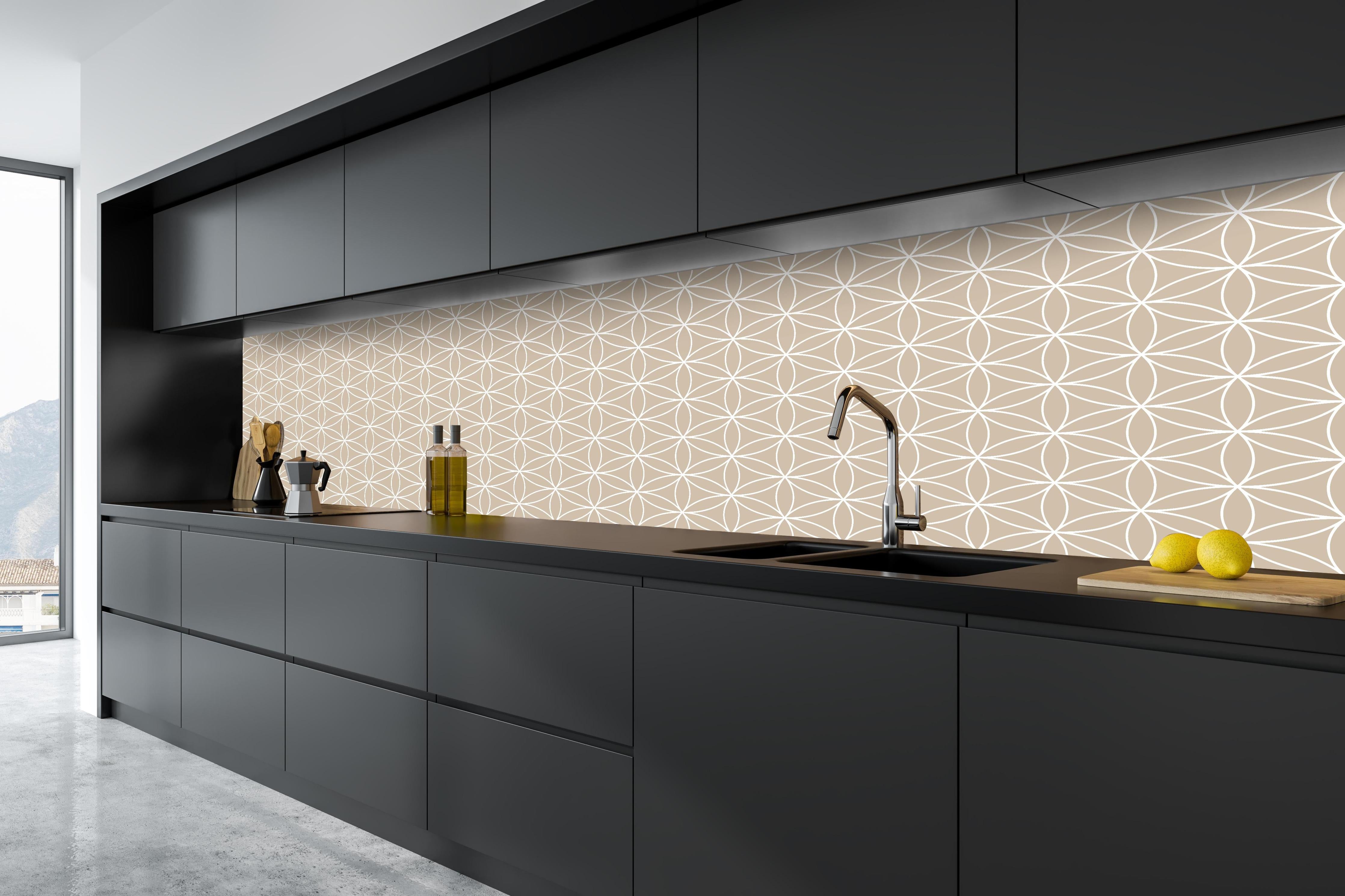 Küche - Geometrica Fiori Cappuccino hinter weißen Hochglanz-Küchenregalen und schwarzem Wasserhahn