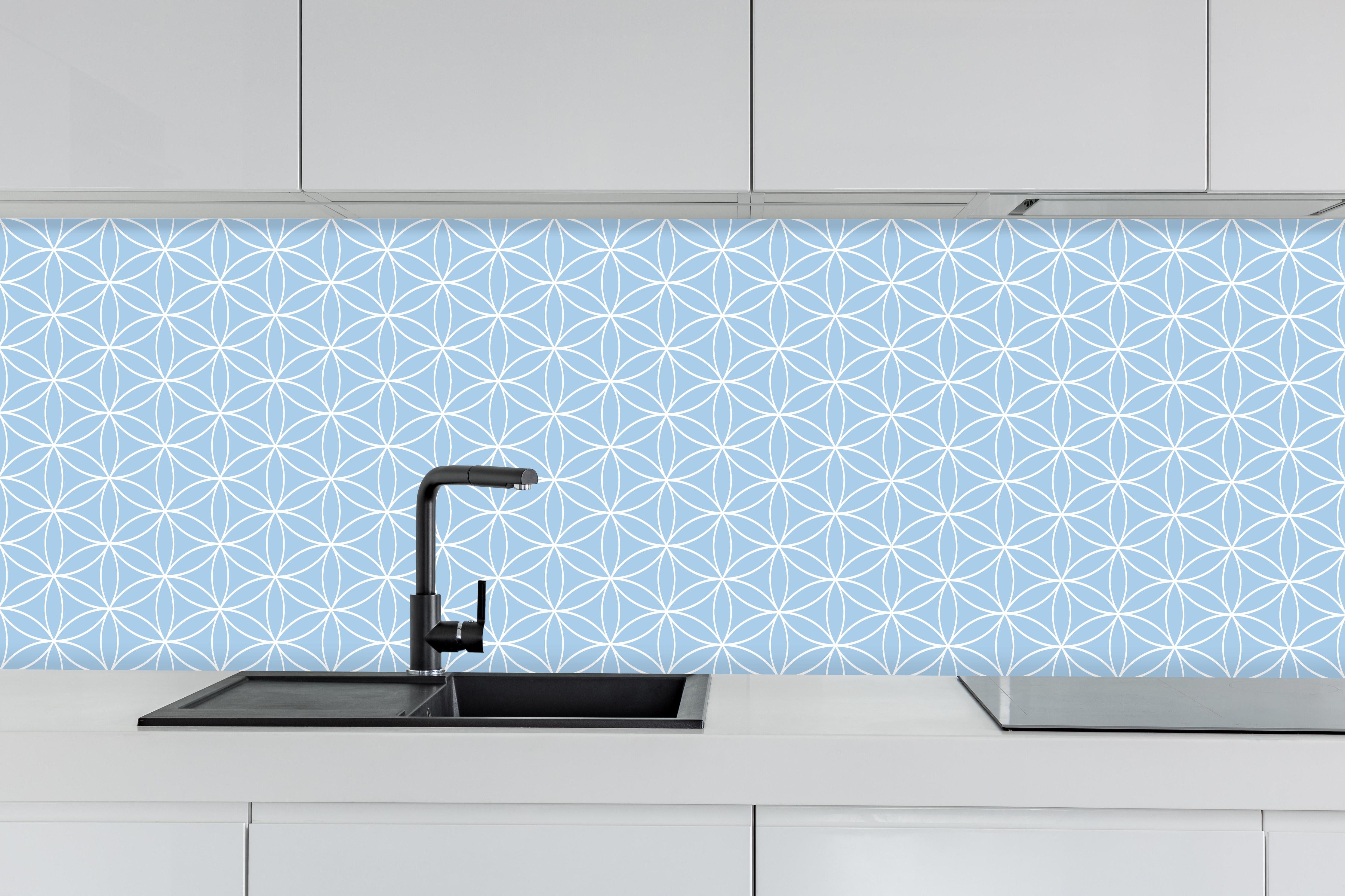 Küche - Geometrica Fiori Cielo hinter weißen Hochglanz-Küchenregalen und schwarzem Wasserhahn