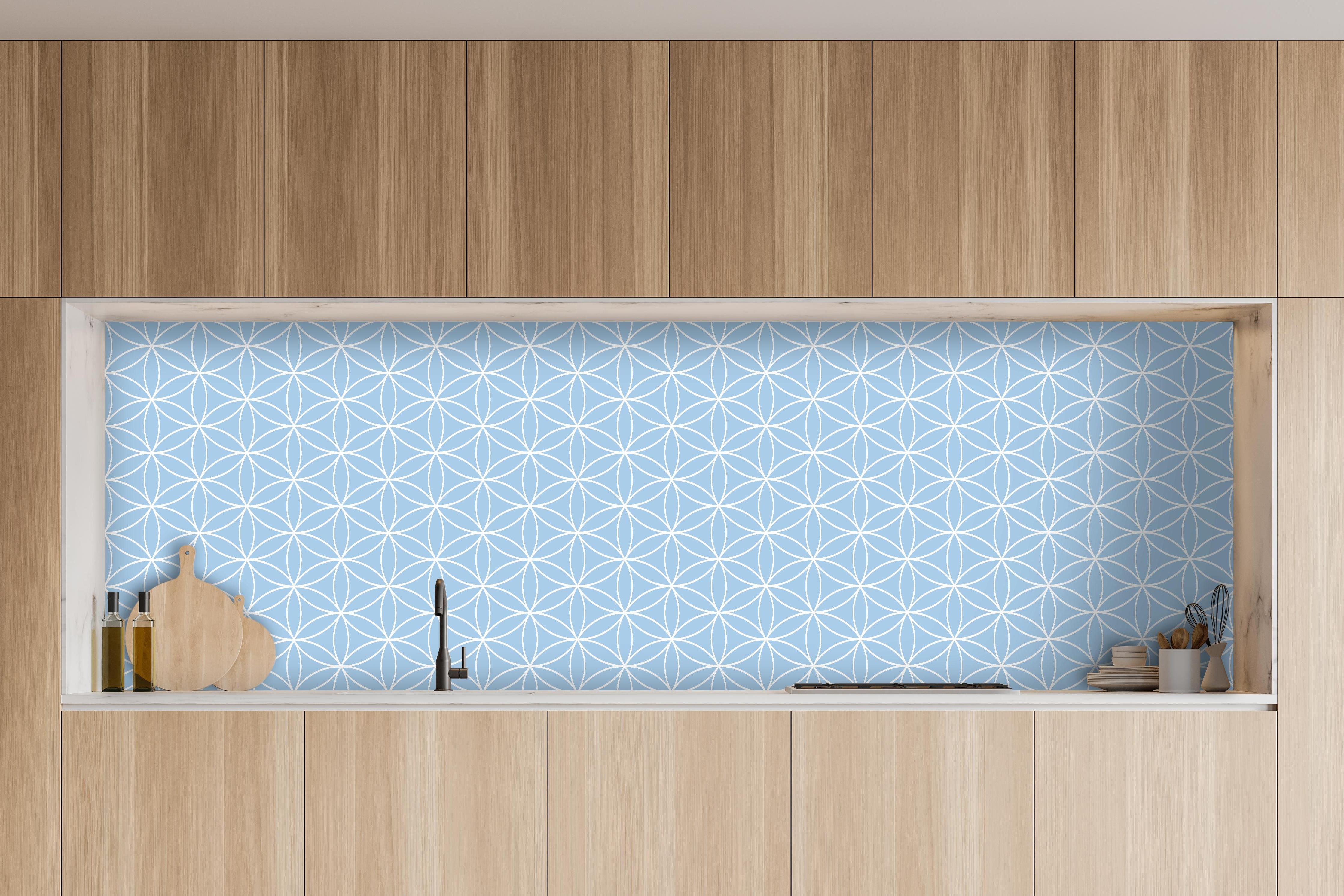 Küche - Geometrica Fiori Cielo hinter weißen Hochglanz-Küchenregalen und schwarzem Wasserhahn