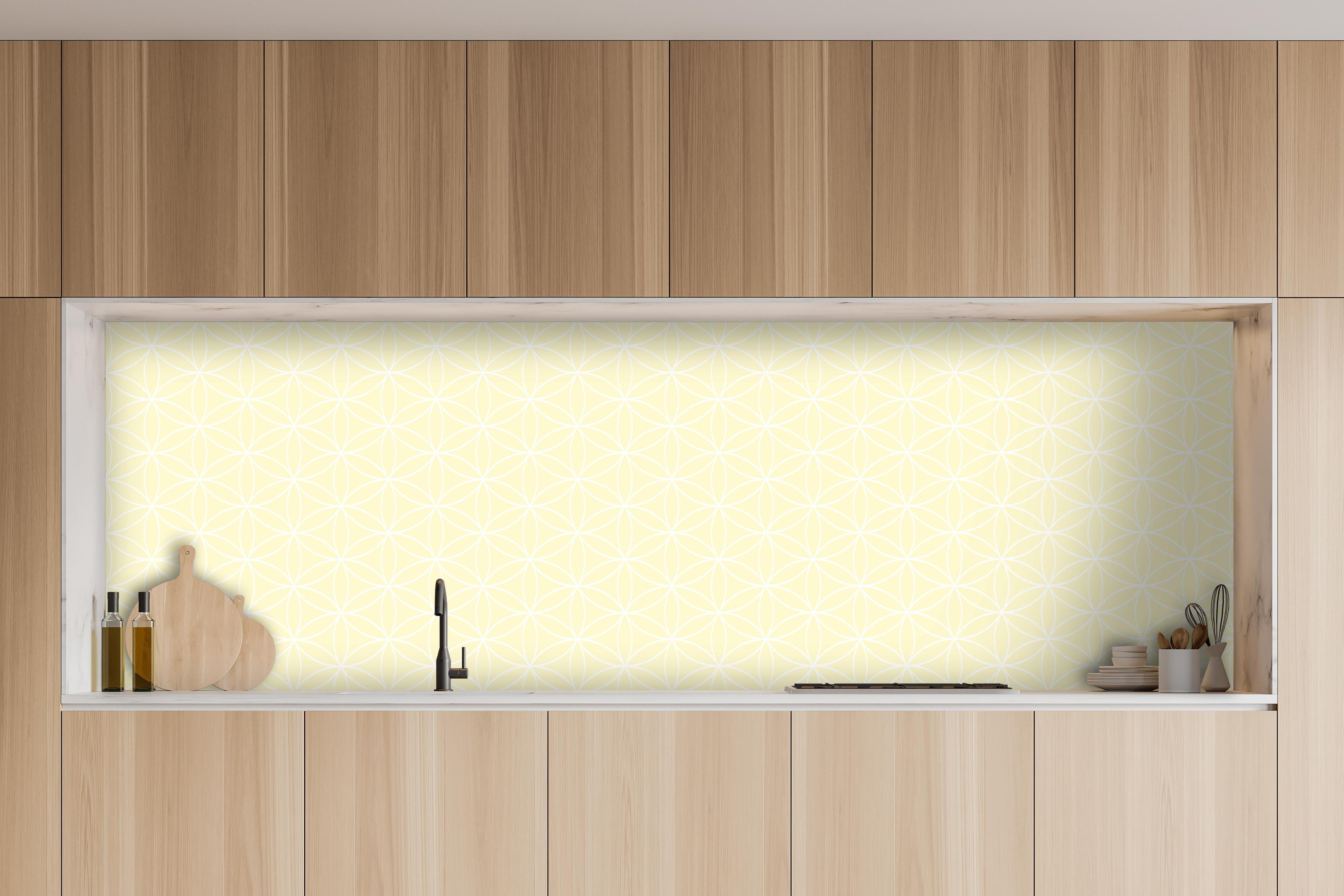 Küche - Geometrica Fiori Limone crema hinter weißen Hochglanz-Küchenregalen und schwarzem Wasserhahn