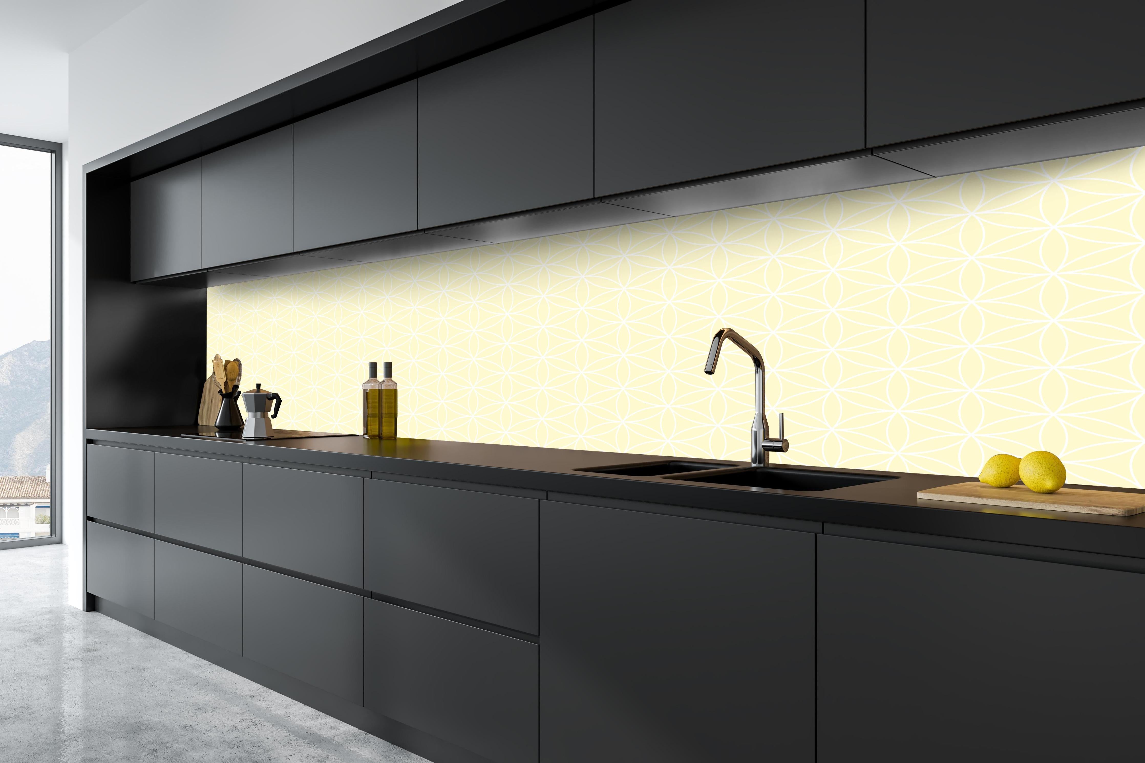 Küche - Geometrica Fiori Limone crema hinter weißen Hochglanz-Küchenregalen und schwarzem Wasserhahn