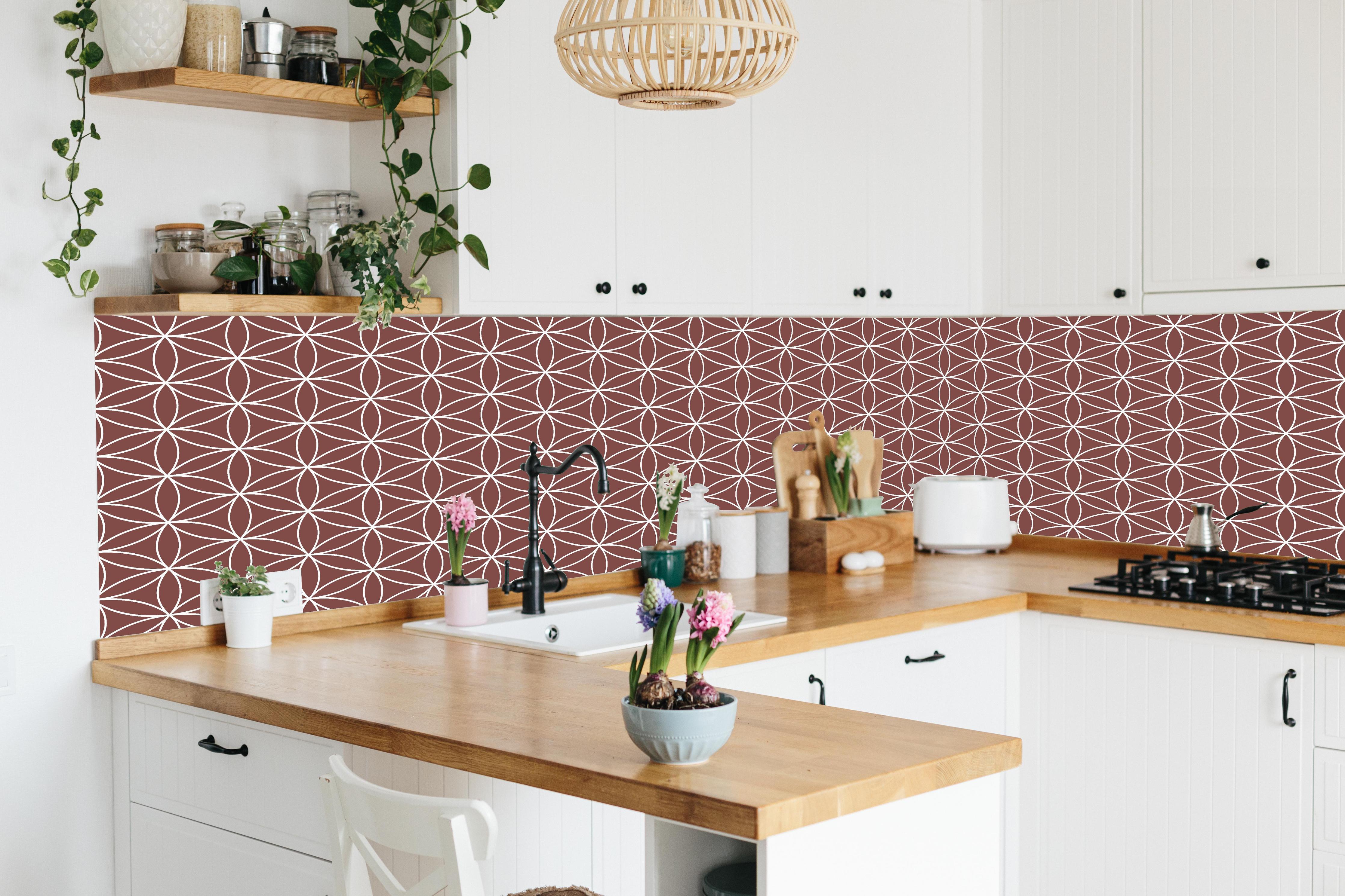 Küche - Geometrica Fiori Mattone hinter weißen Hochglanz-Küchenregalen und schwarzem Wasserhahn