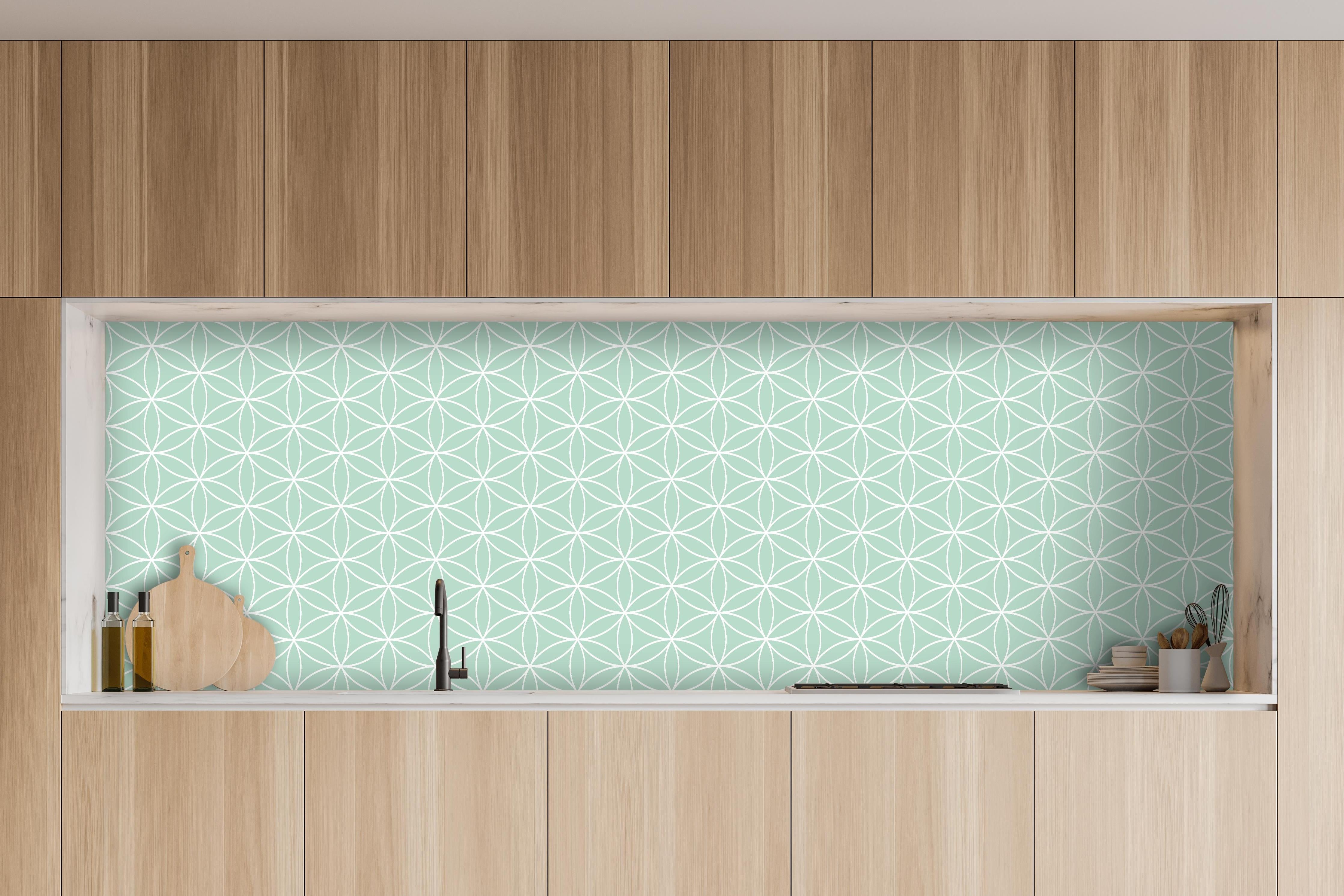 Küche - Geometrica Fiori Menta hinter weißen Hochglanz-Küchenregalen und schwarzem Wasserhahn