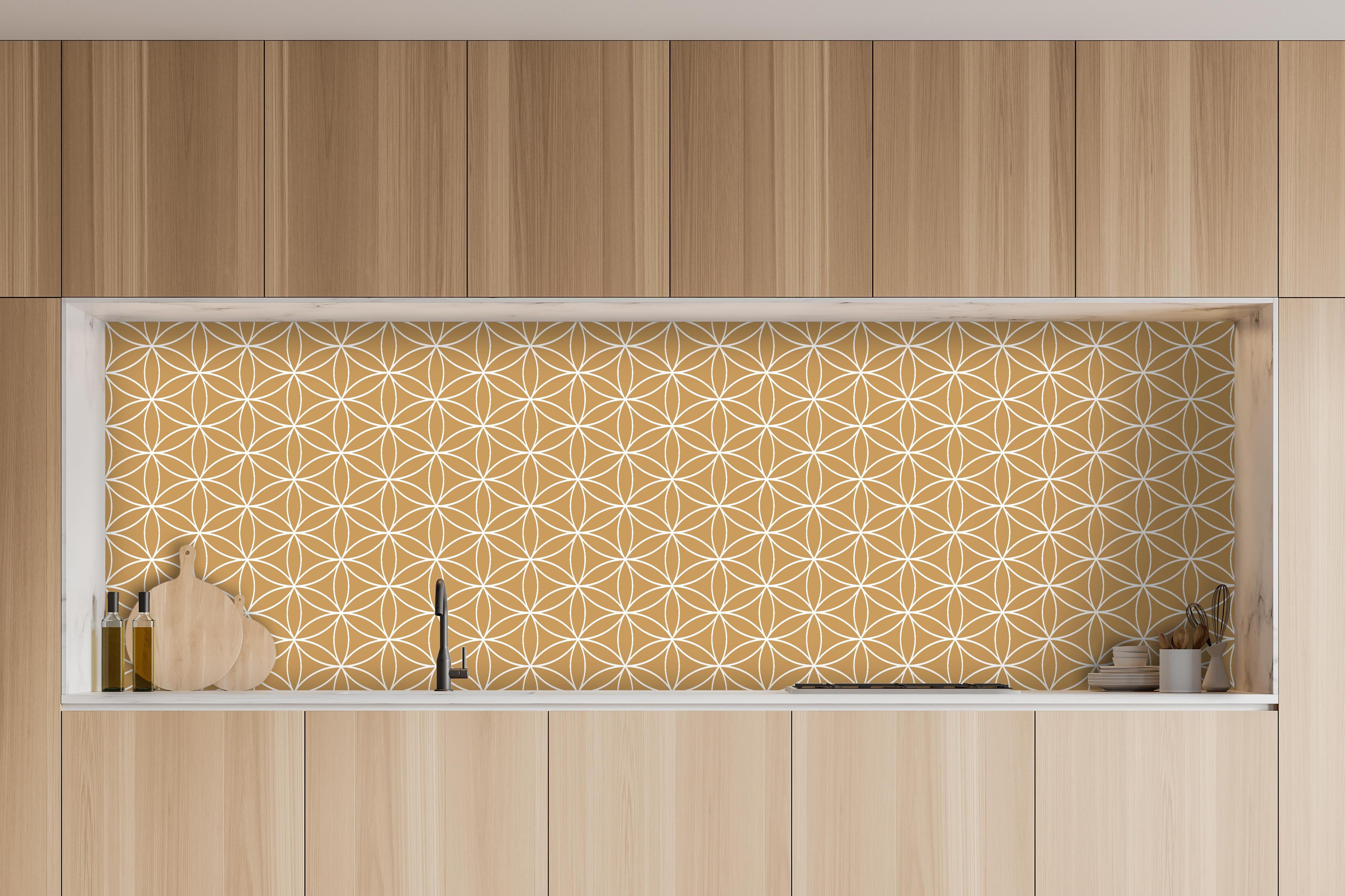 Küche - Geometrica Fiori Ocra hinter weißen Hochglanz-Küchenregalen und schwarzem Wasserhahn