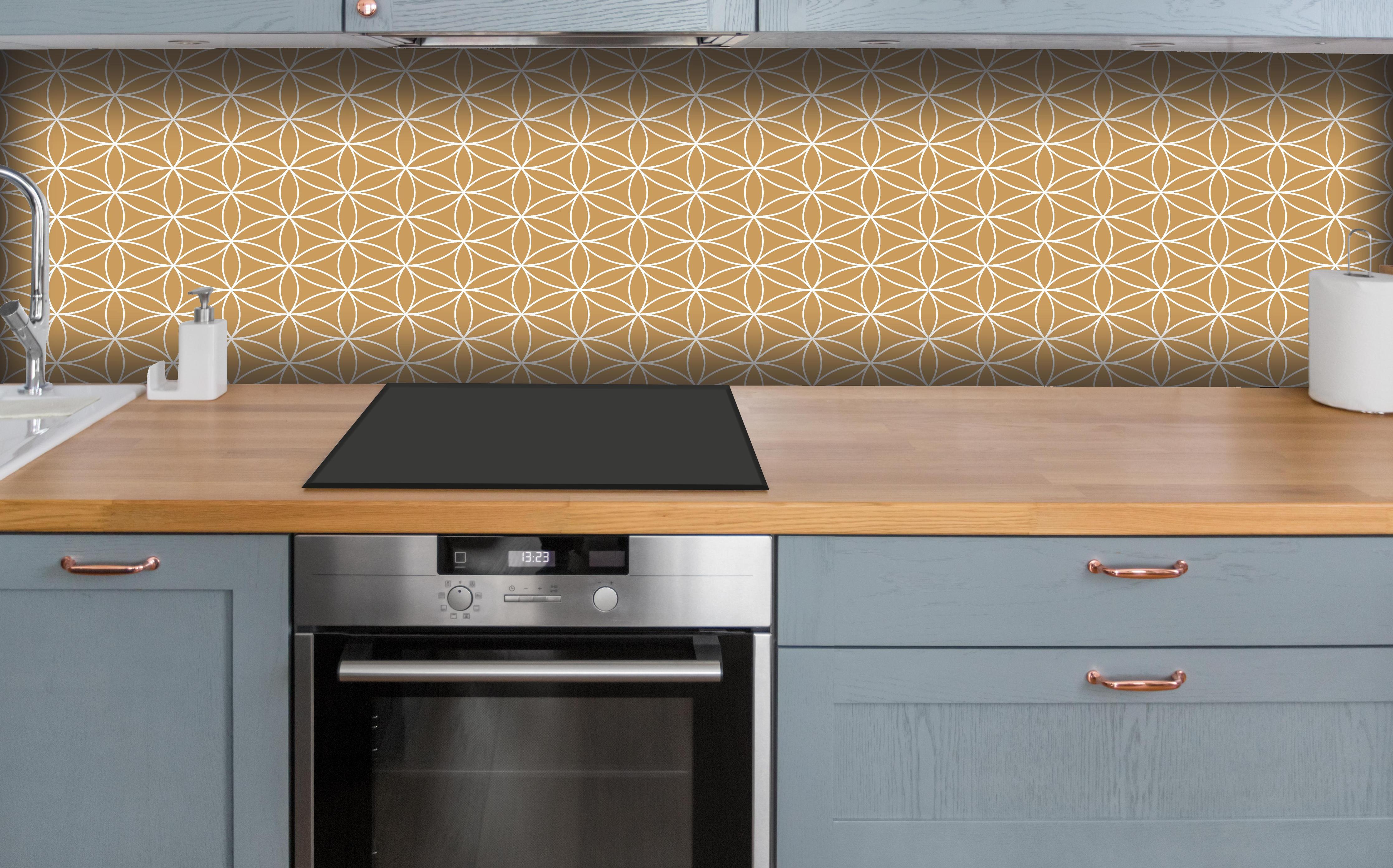 Küche - Geometrica Fiori Ocra hinter weißen Hochglanz-Küchenregalen und schwarzem Wasserhahn