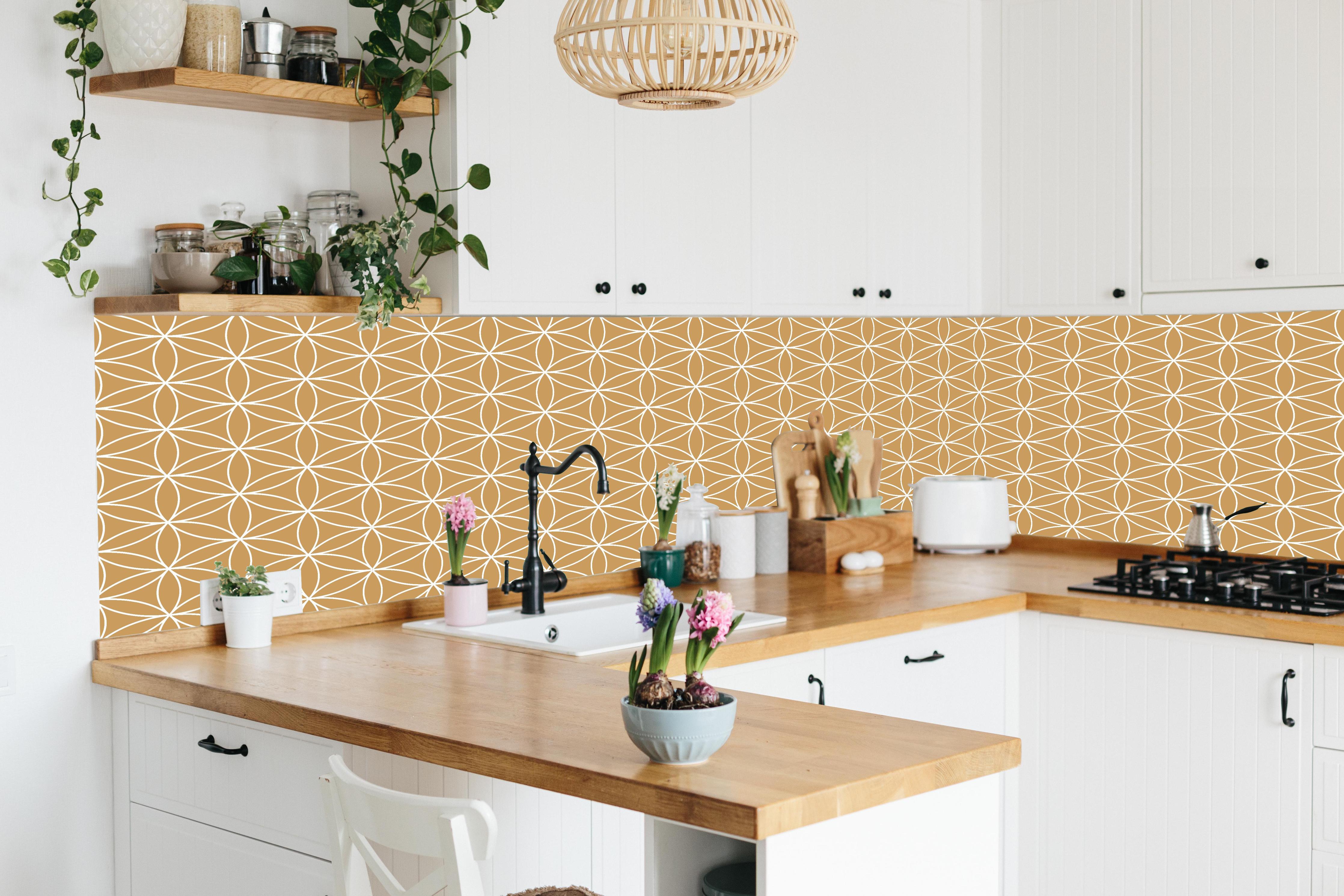 Küche - Geometrica Fiori Ocra hinter weißen Hochglanz-Küchenregalen und schwarzem Wasserhahn