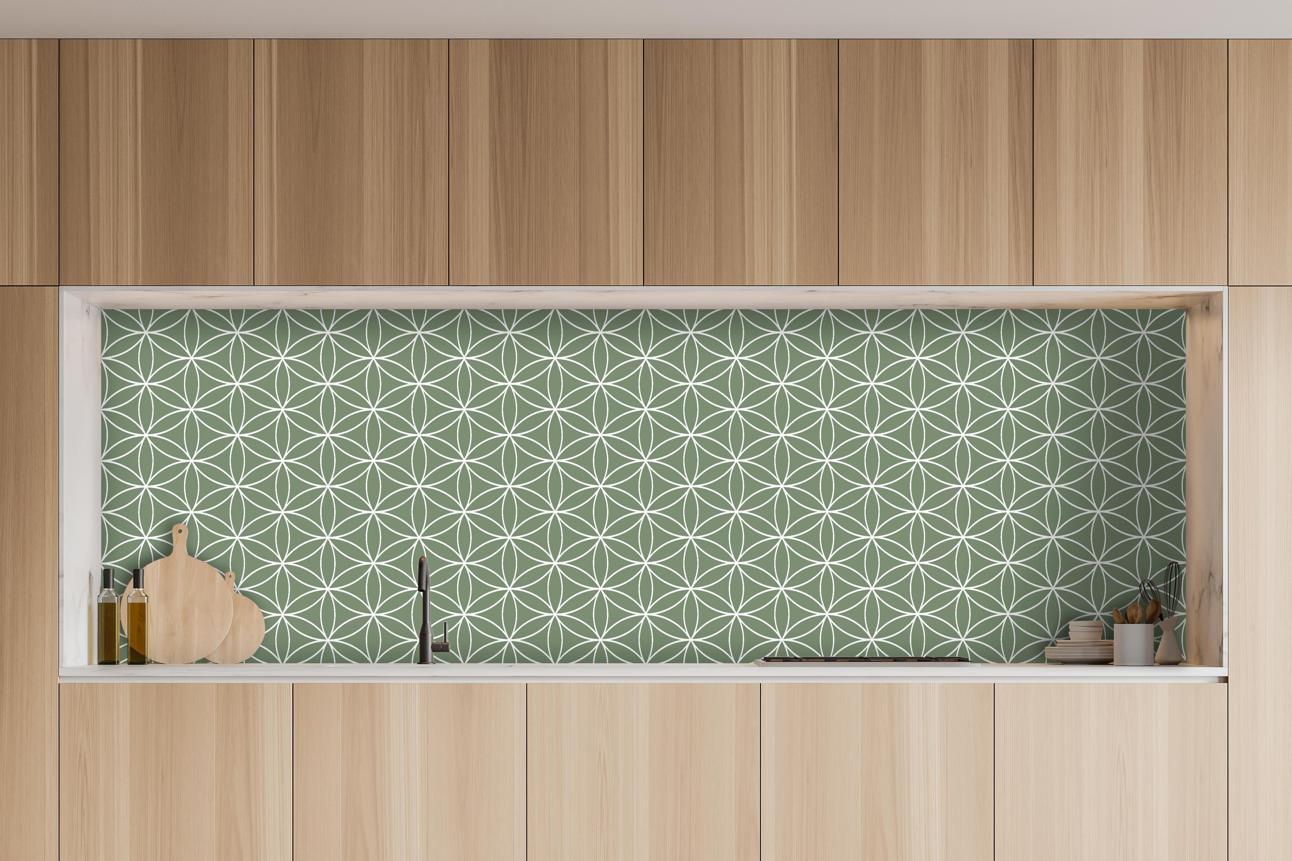 Küche - Geometrica Fiori Oliva hinter weißen Hochglanz-Küchenregalen und schwarzem Wasserhahn