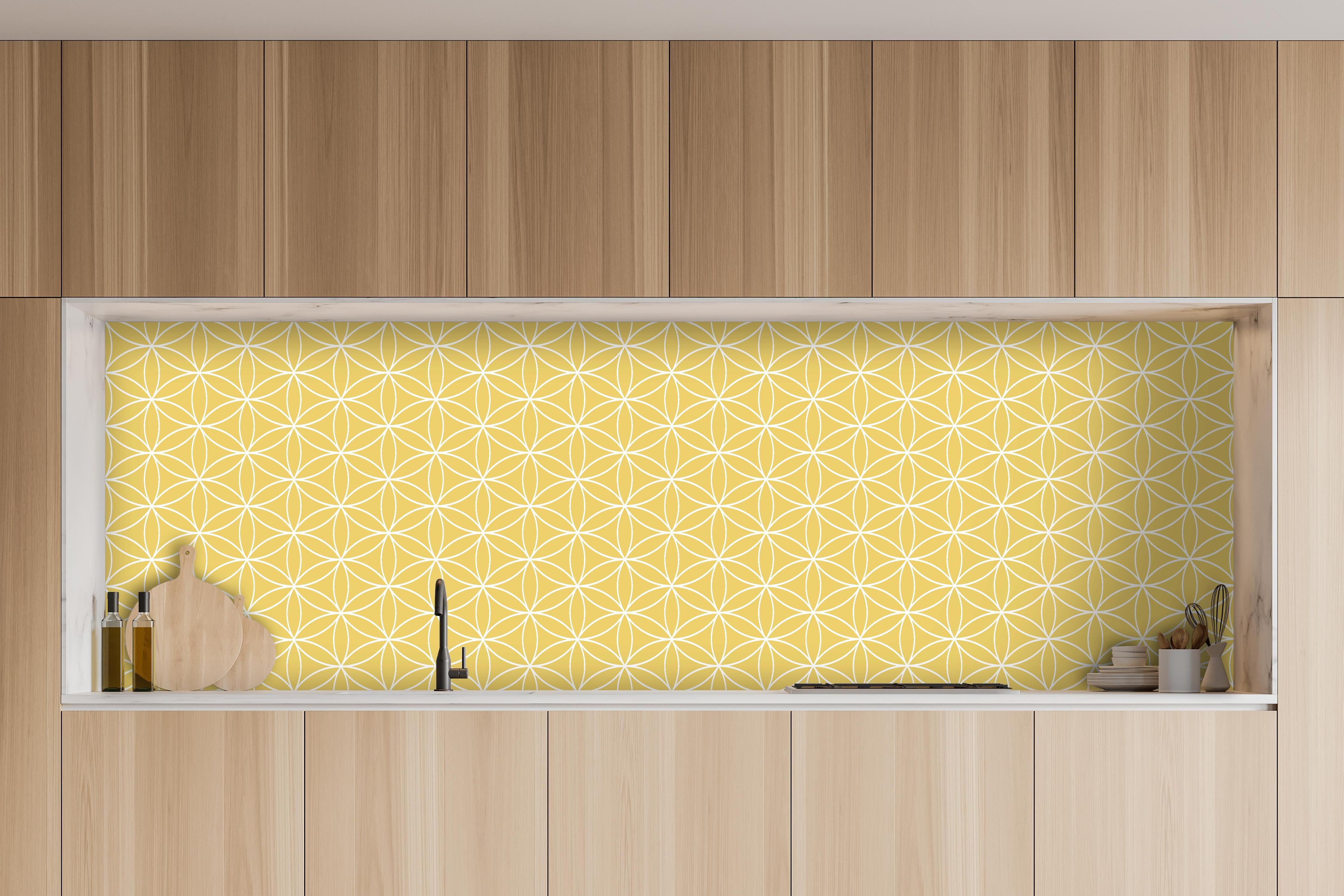 Küche - Geometrica Fiori Oro hinter weißen Hochglanz-Küchenregalen und schwarzem Wasserhahn