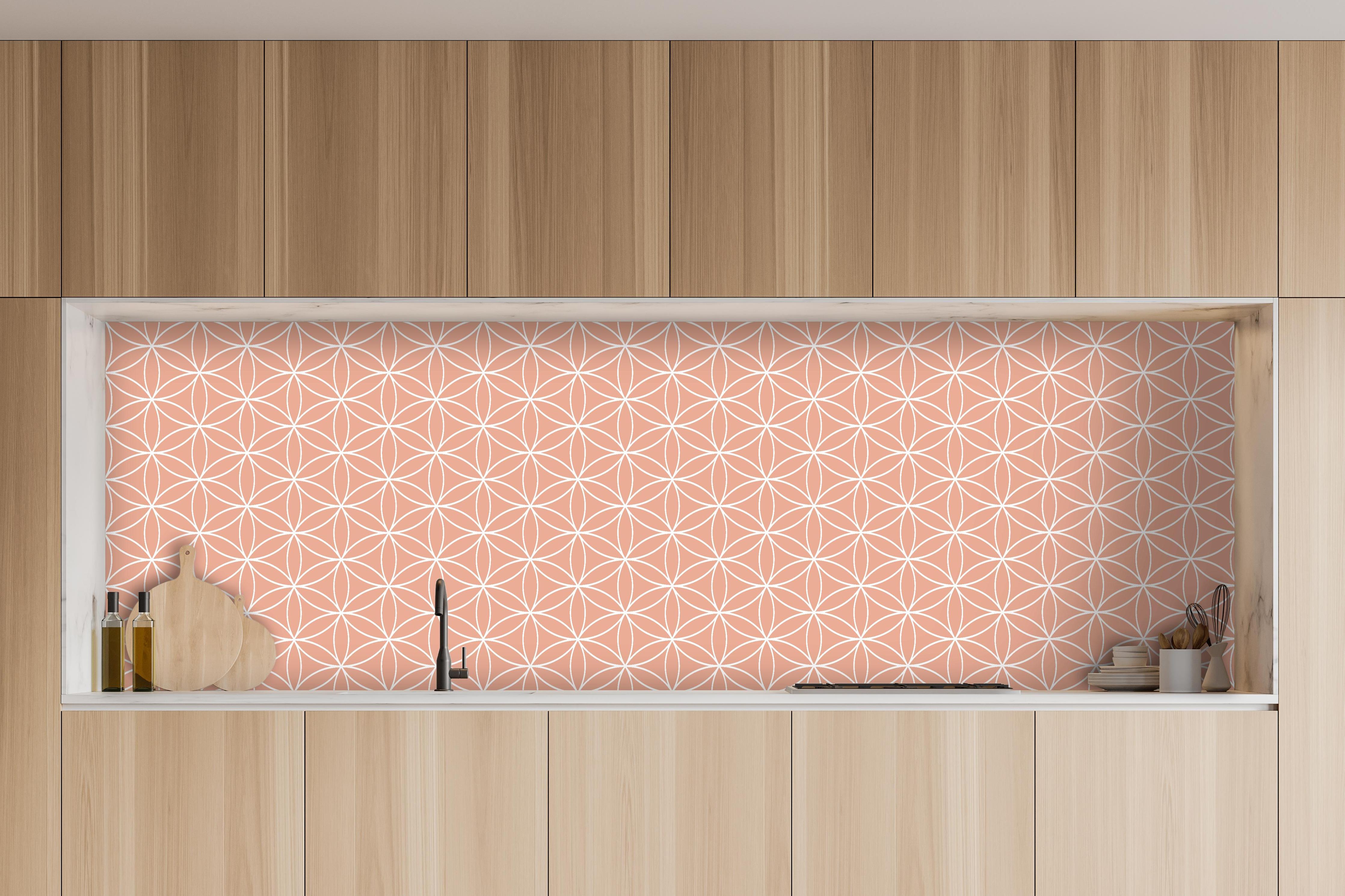 Küche - Geometrica Fiori Salmone hinter weißen Hochglanz-Küchenregalen und schwarzem Wasserhahn