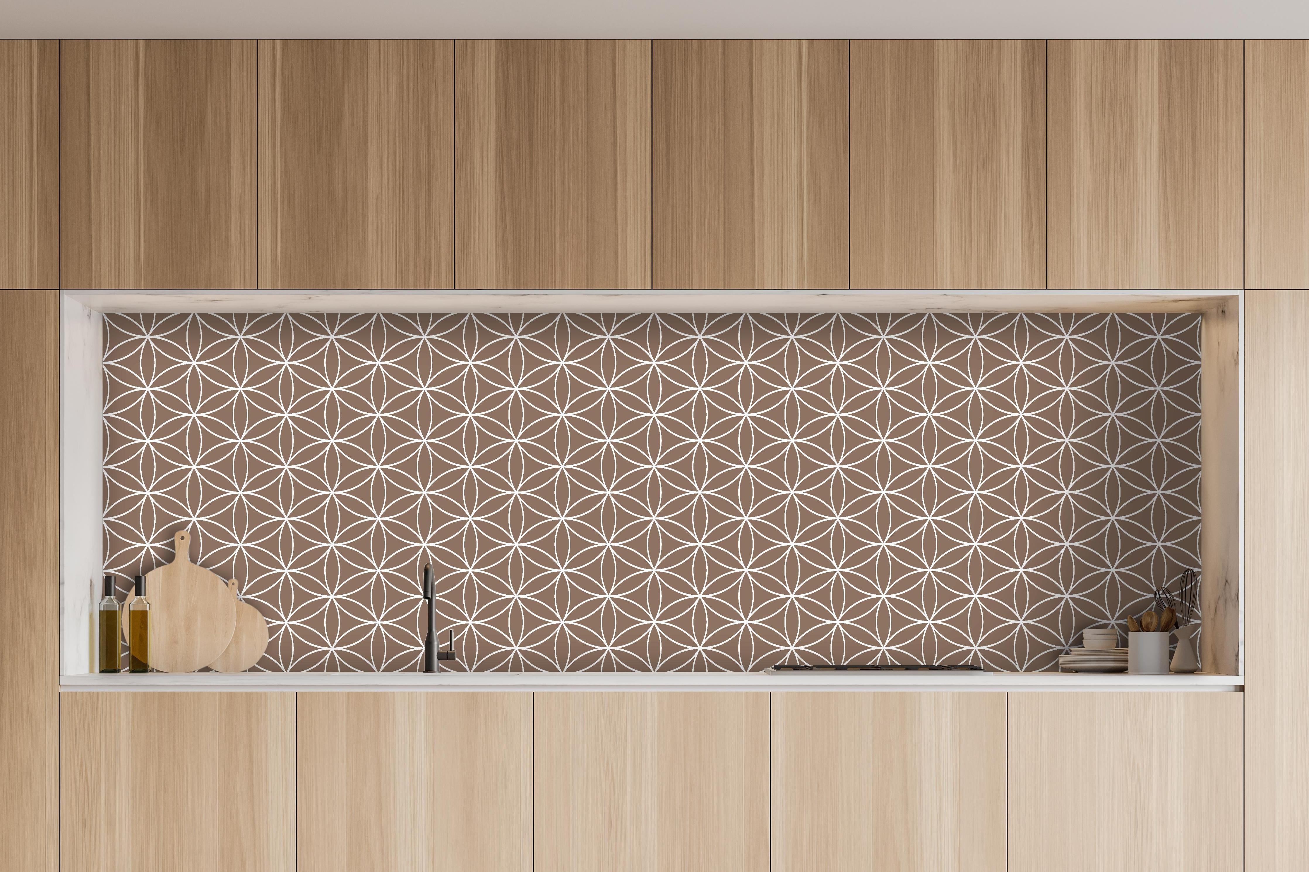 Küche - Geometrica Fiori Sigaro hinter weißen Hochglanz-Küchenregalen und schwarzem Wasserhahn