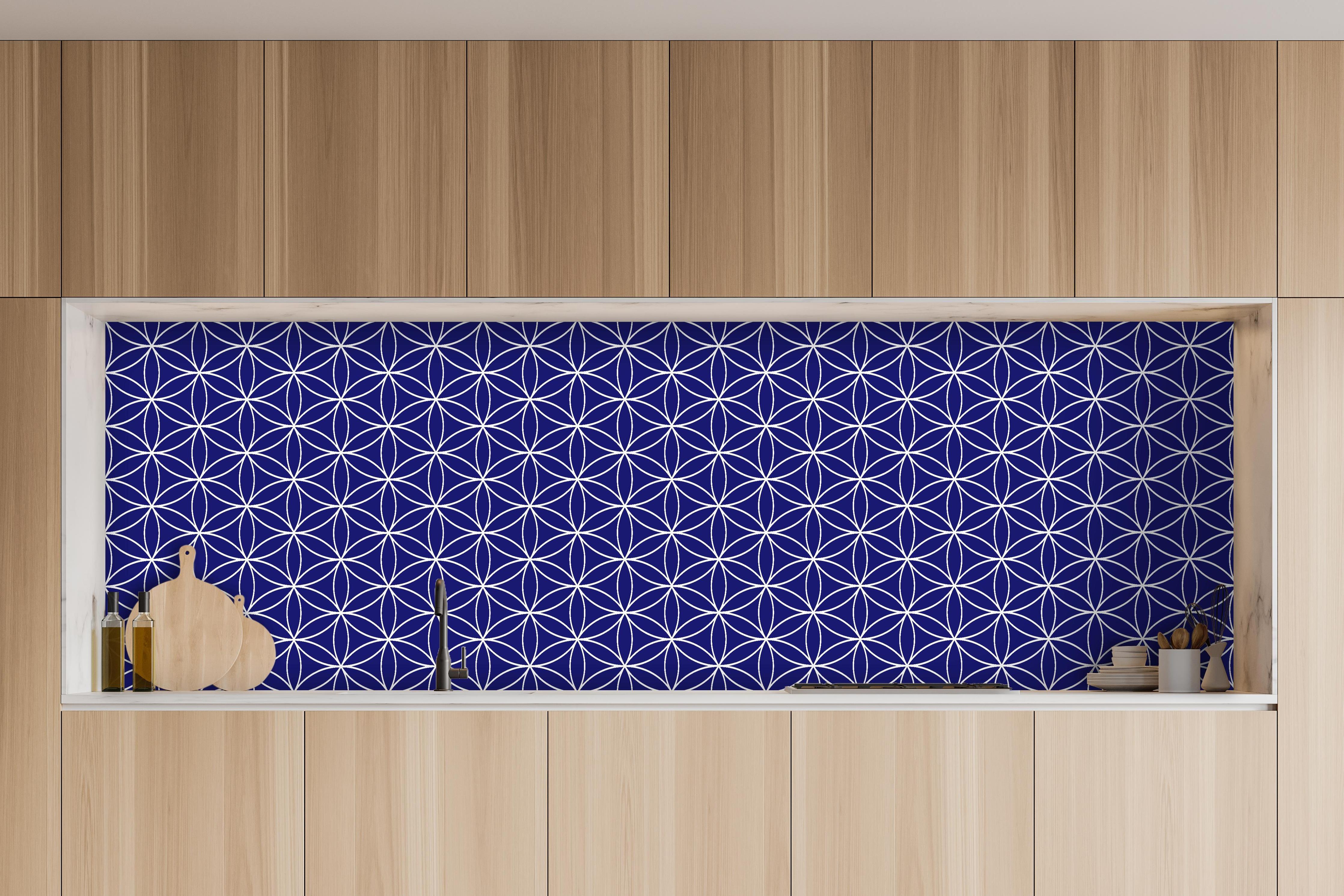 Küche - Geometrica Fiori Zaffiro hinter weißen Hochglanz-Küchenregalen und schwarzem Wasserhahn