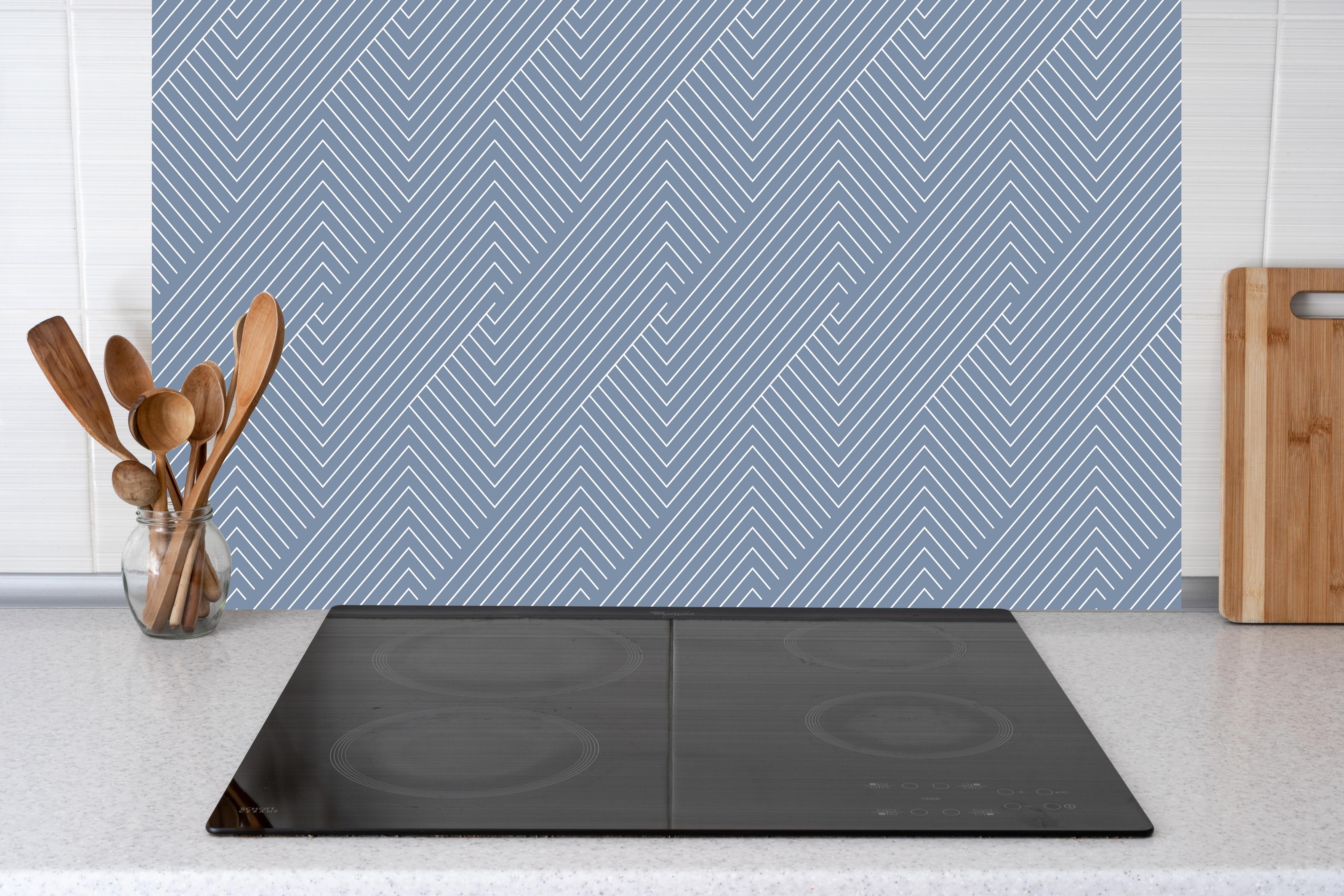 Küche - Geometrica Intreccio Azzurro polvere hinter weißen Hochglanz-Küchenregalen und schwarzem Wasserhahn