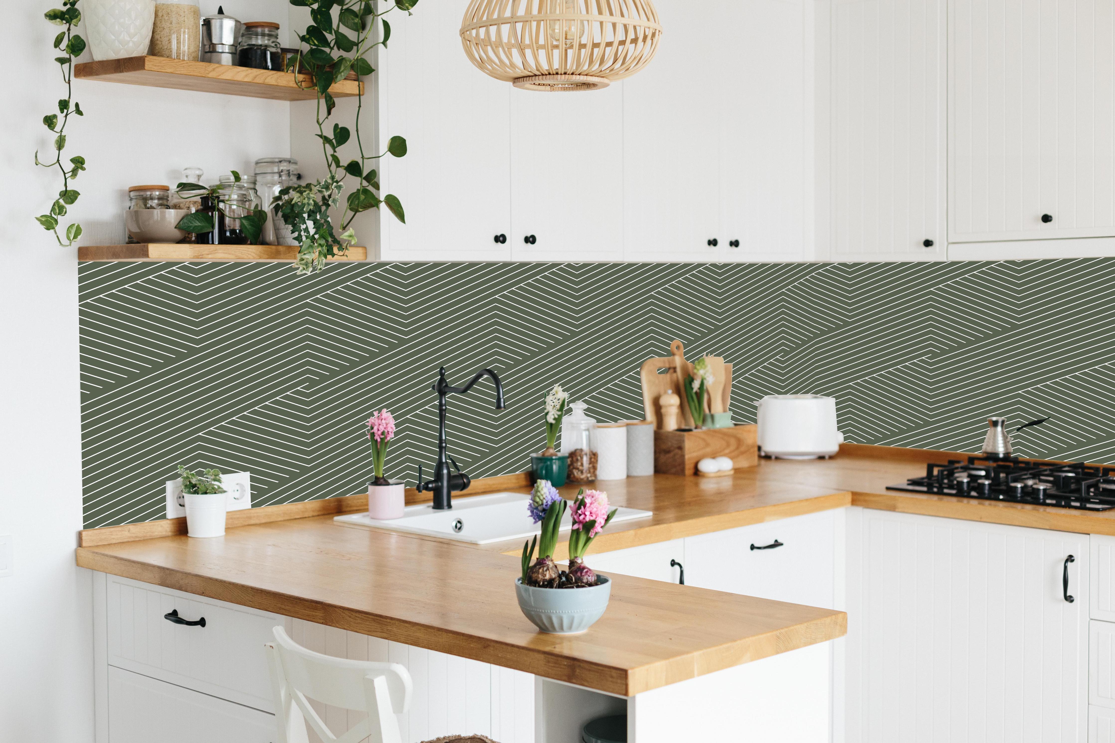 Küche - Geometrica Intreccio Bosco hinter weißen Hochglanz-Küchenregalen und schwarzem Wasserhahn