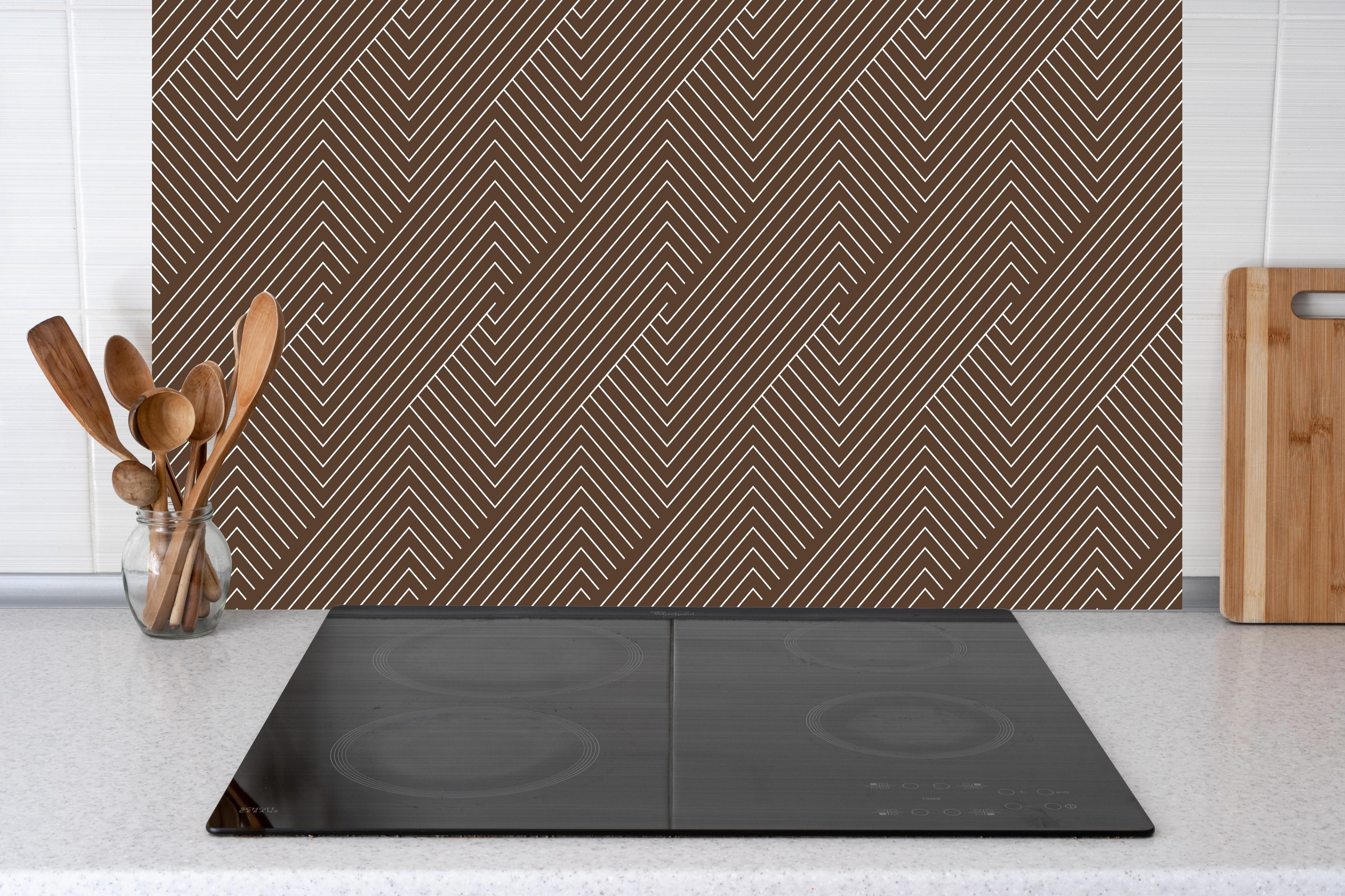 Küche - Geometrica Intreccio Caffè hinter weißen Hochglanz-Küchenregalen und schwarzem Wasserhahn