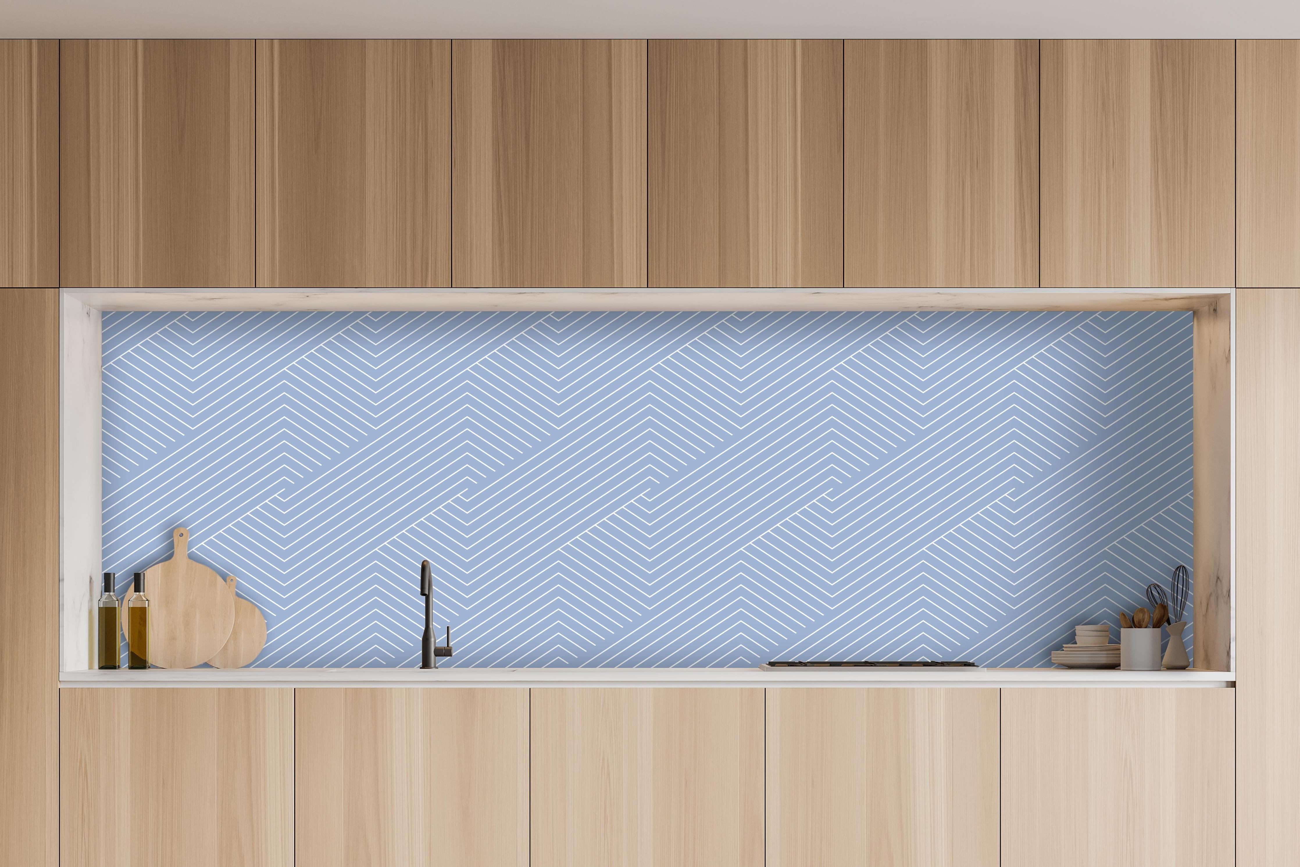 Küche - Geometrica Intreccio Ceruleo hinter weißen Hochglanz-Küchenregalen und schwarzem Wasserhahn