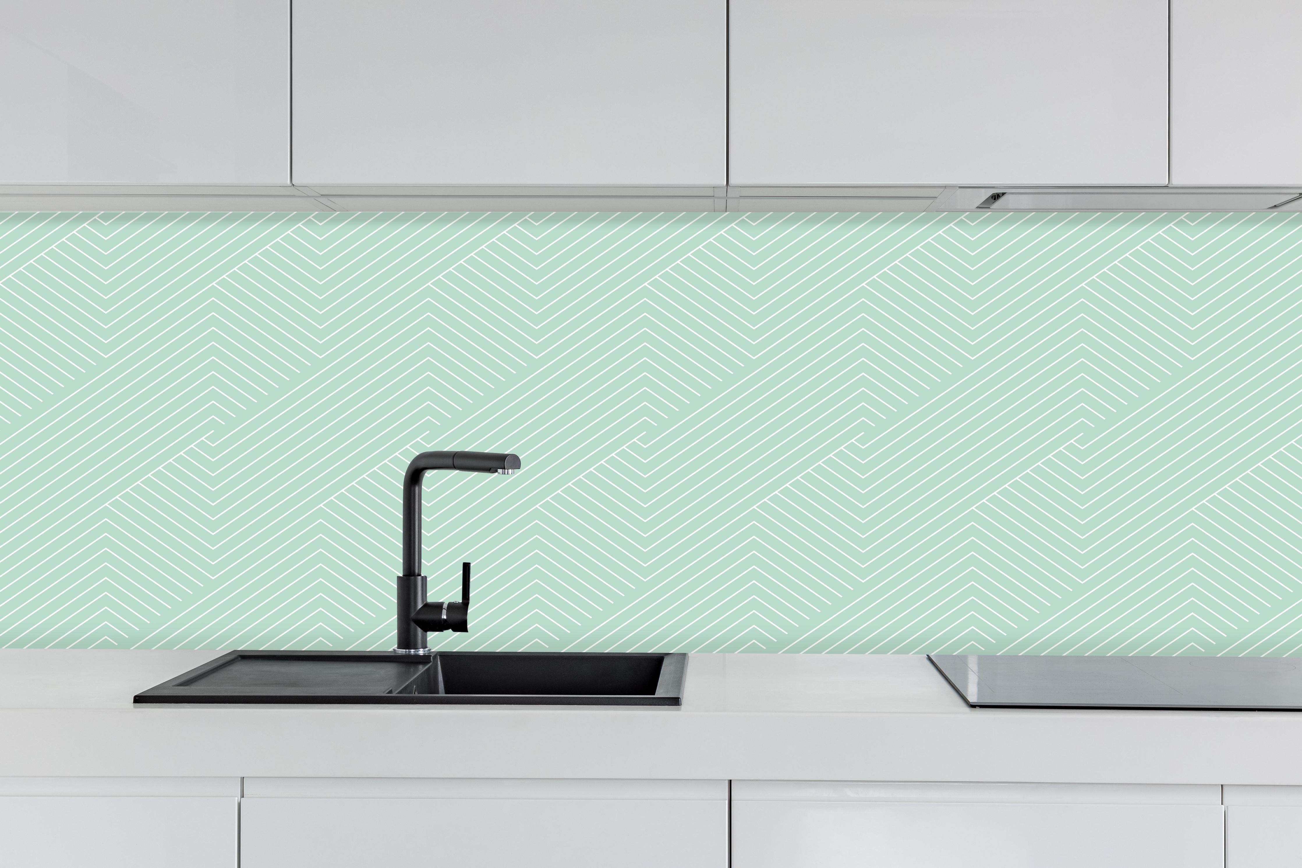 Küche - Geometrica Intreccio Menta hinter weißen Hochglanz-Küchenregalen und schwarzem Wasserhahn