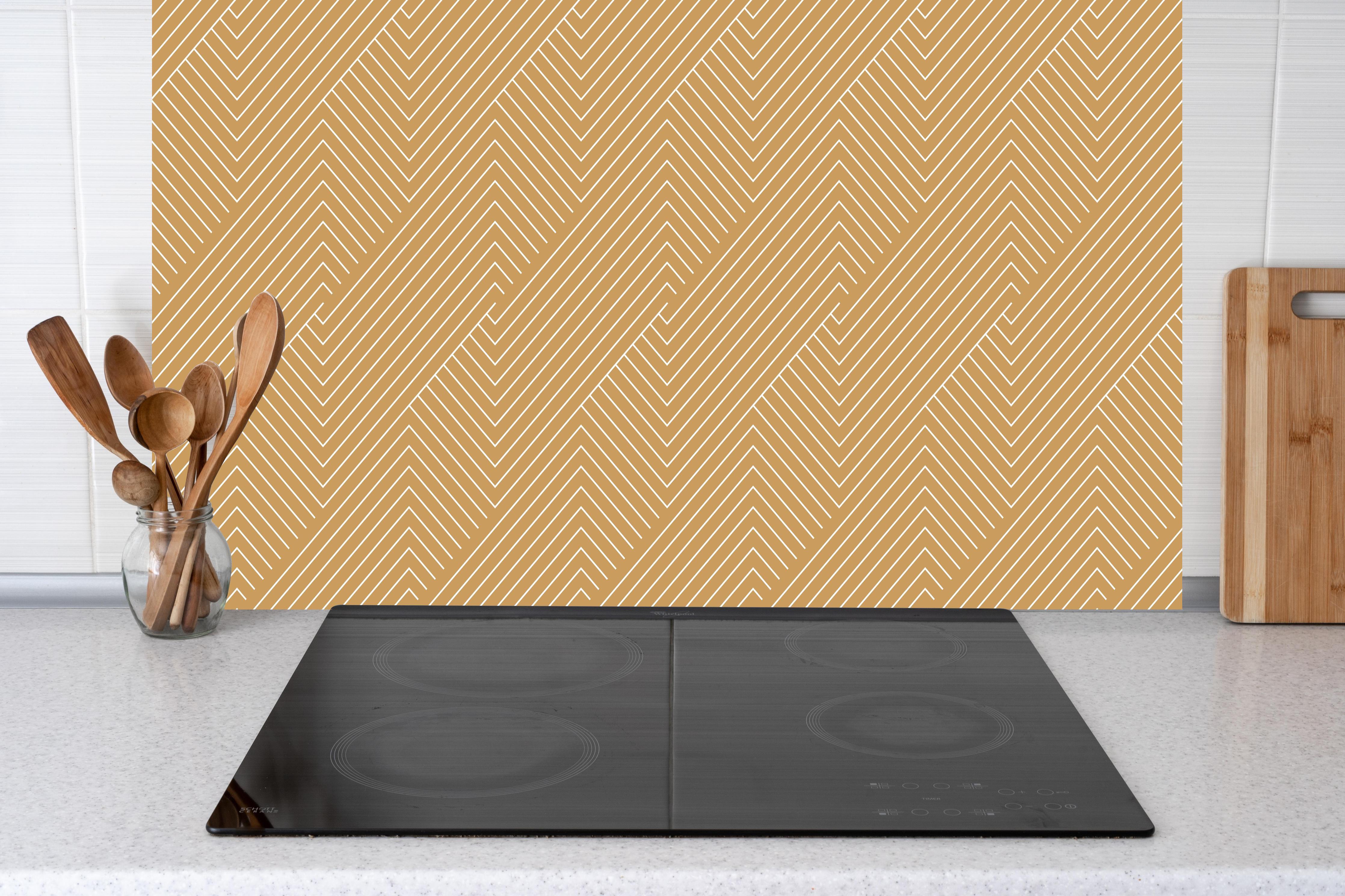 Küche - Geometrica Intreccio Ocra hinter weißen Hochglanz-Küchenregalen und schwarzem Wasserhahn