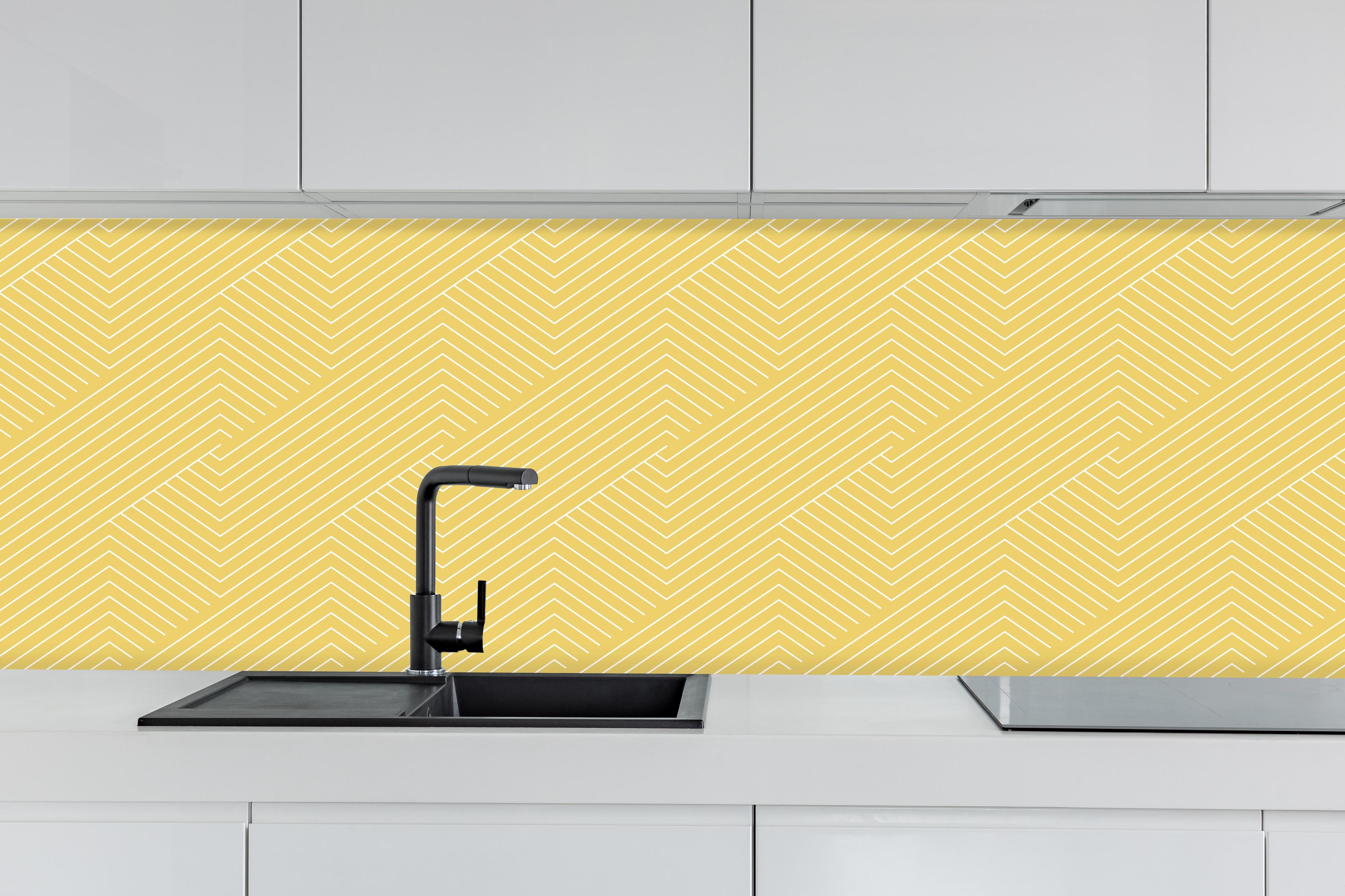 Küche - Geometrica Intreccio Oro hinter weißen Hochglanz-Küchenregalen und schwarzem Wasserhahn