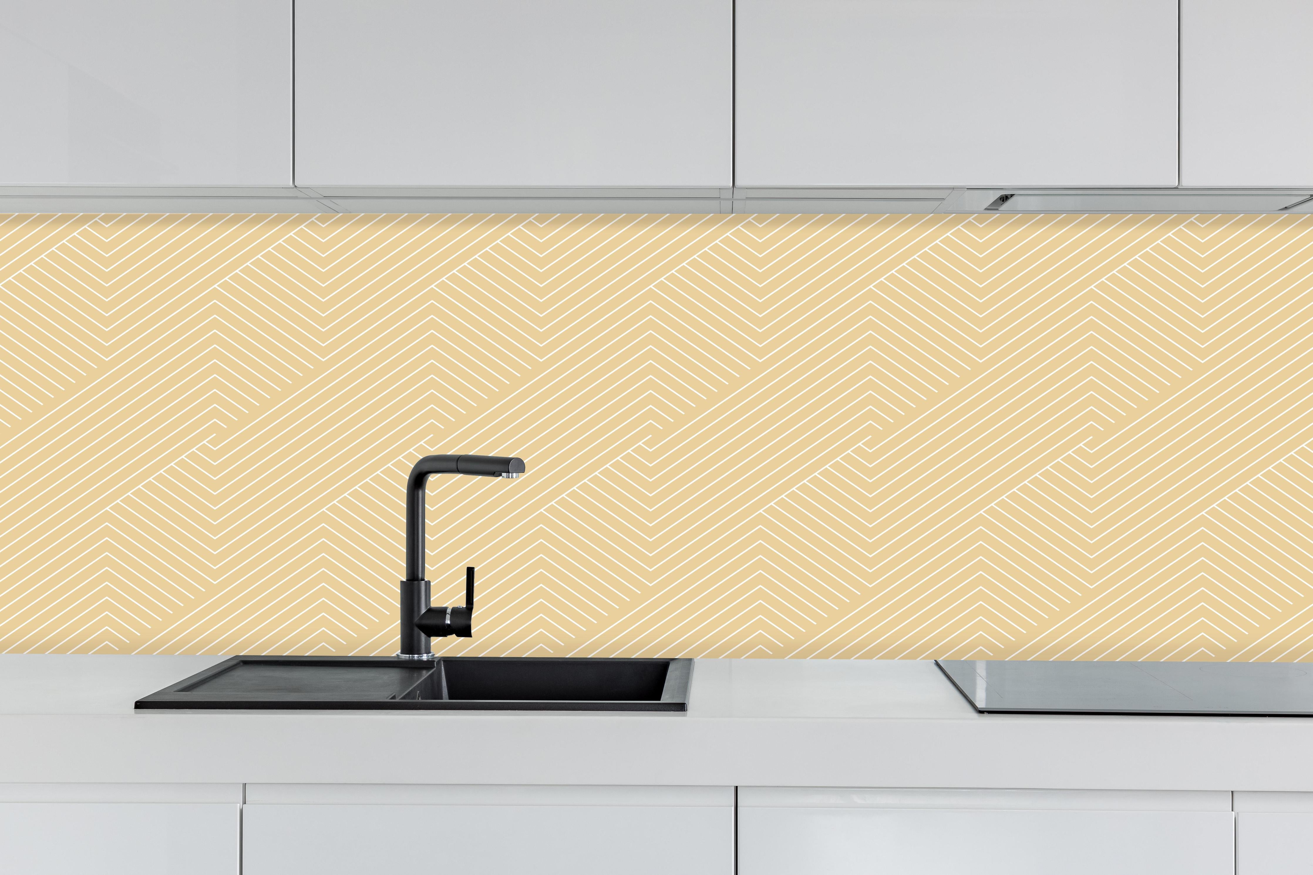 Küche - Geometrica Intreccio Sabbia hinter weißen Hochglanz-Küchenregalen und schwarzem Wasserhahn