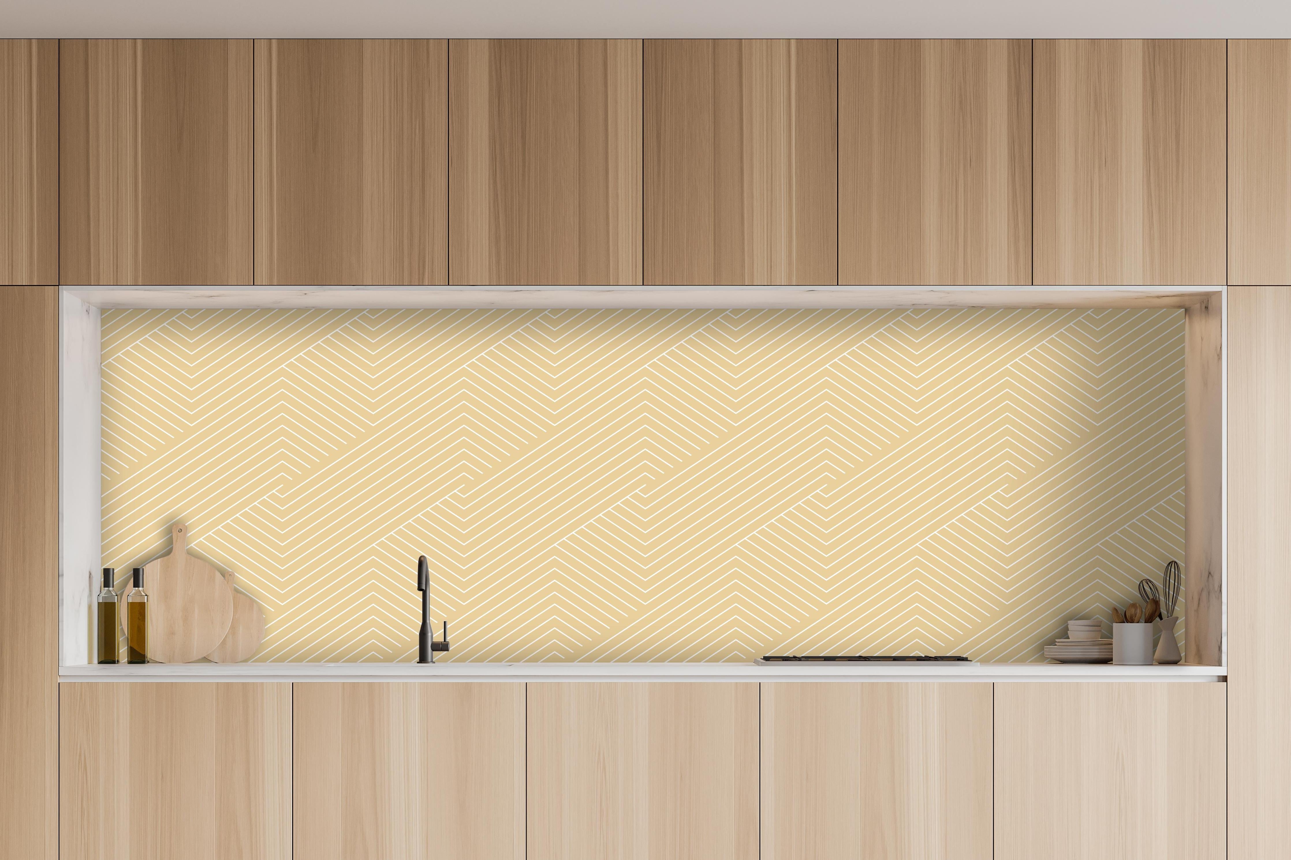 Küche - Geometrica Intreccio Sabbia hinter weißen Hochglanz-Küchenregalen und schwarzem Wasserhahn