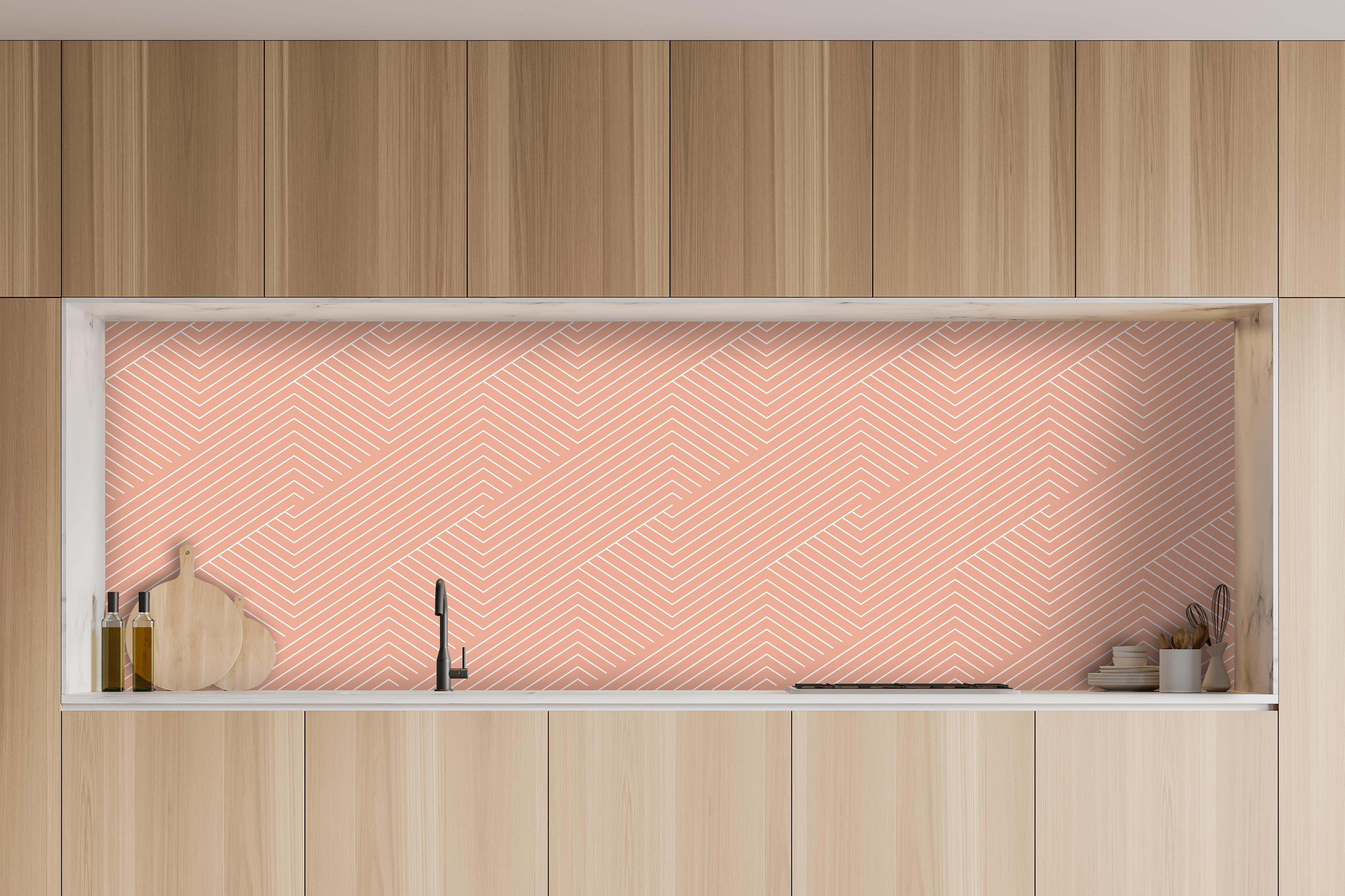 Küche - Geometrica Intreccio Salmone hinter weißen Hochglanz-Küchenregalen und schwarzem Wasserhahn